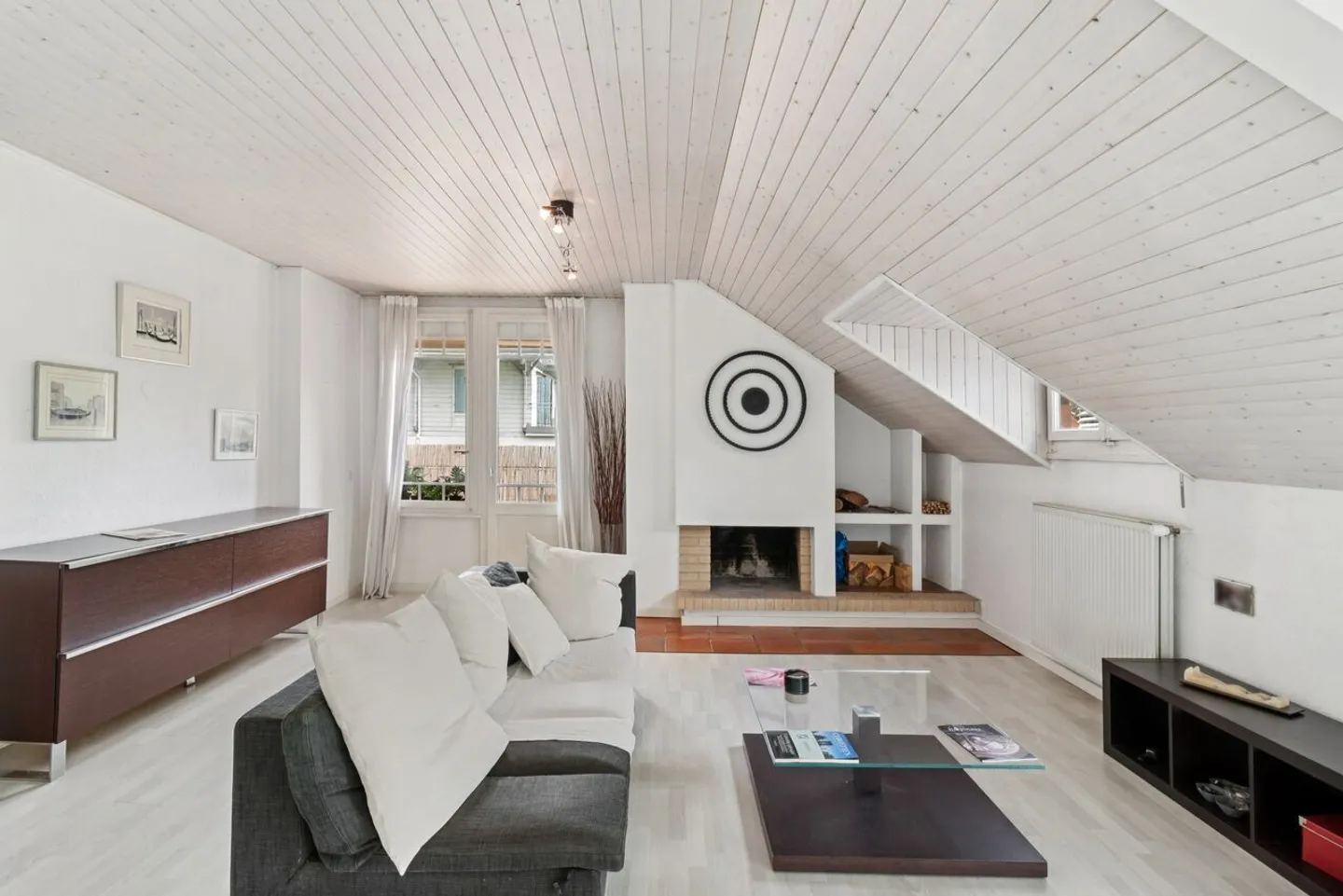 Elegant Apartment with Lake View - Photo 4 of 8