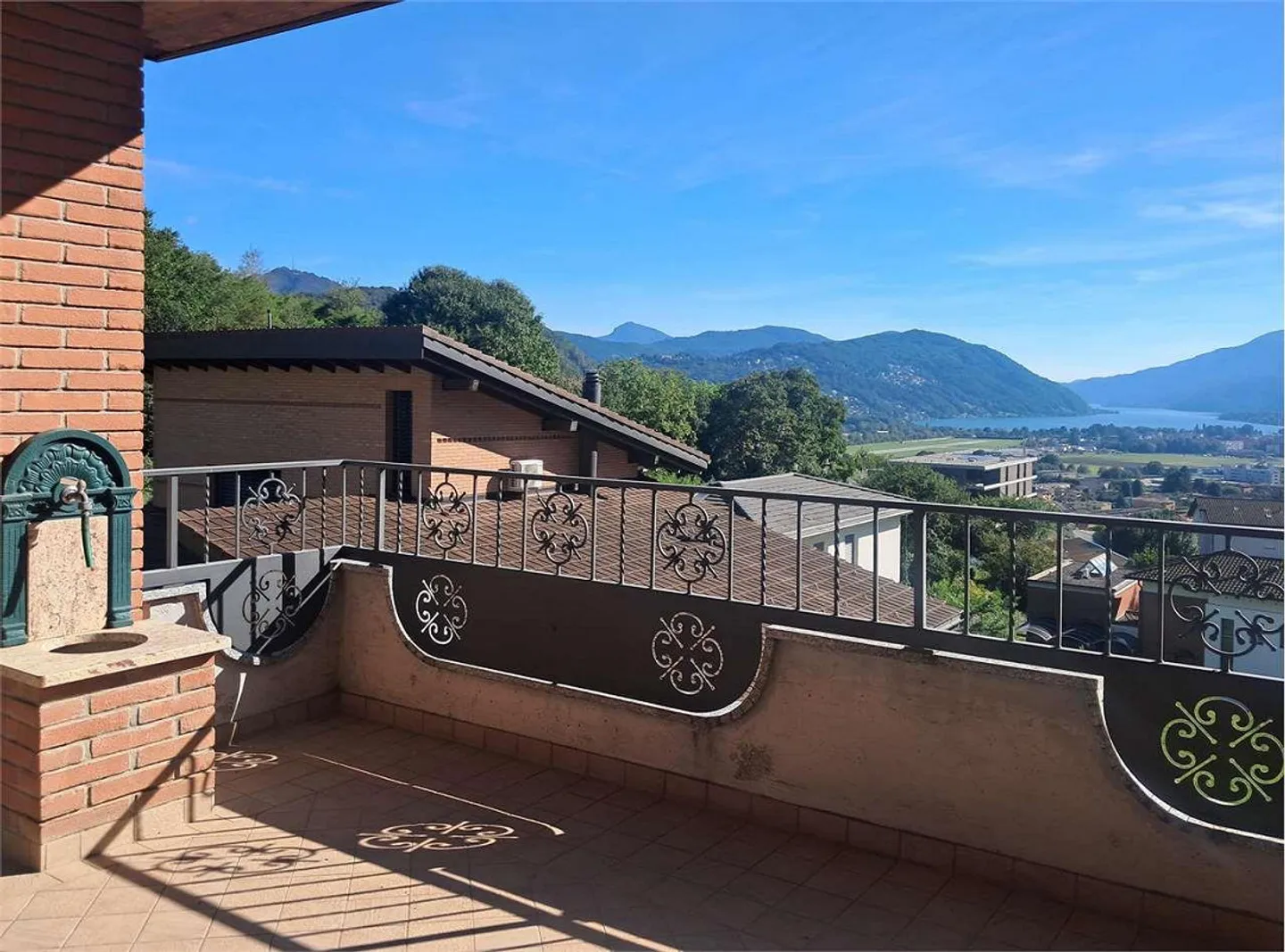 Bioggio: spacious attic of 4.5 rooms with lake view in a two-family house - Photo 1 of 13