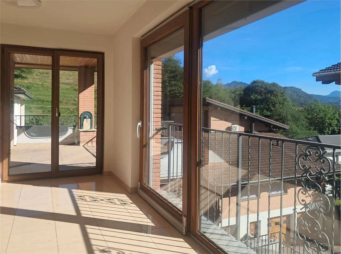 Bioggio: spacious attic of 4.5 rooms with lake view in a two-family house - Photo 2 of 13