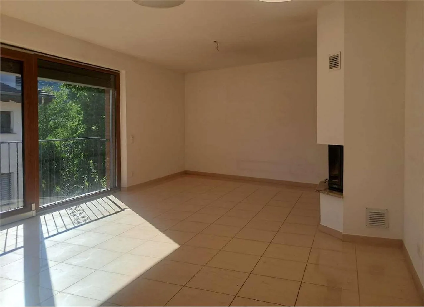 Bioggio: spacious attic of 4.5 rooms with lake view in a two-family house - Photo 3 of 13