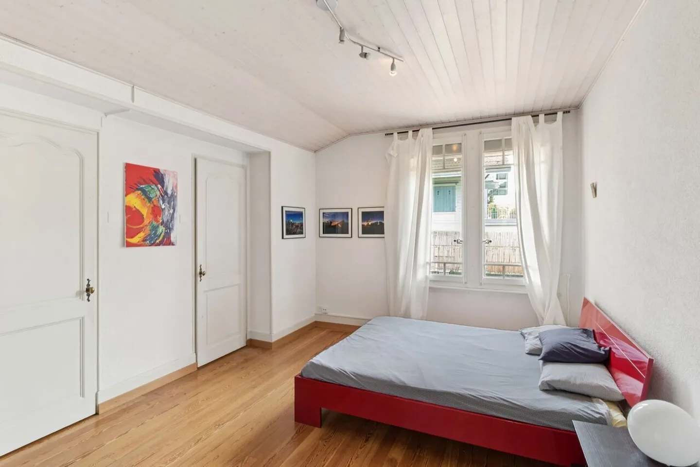 Elegant Apartment with Lake View - Photo 6 of 8