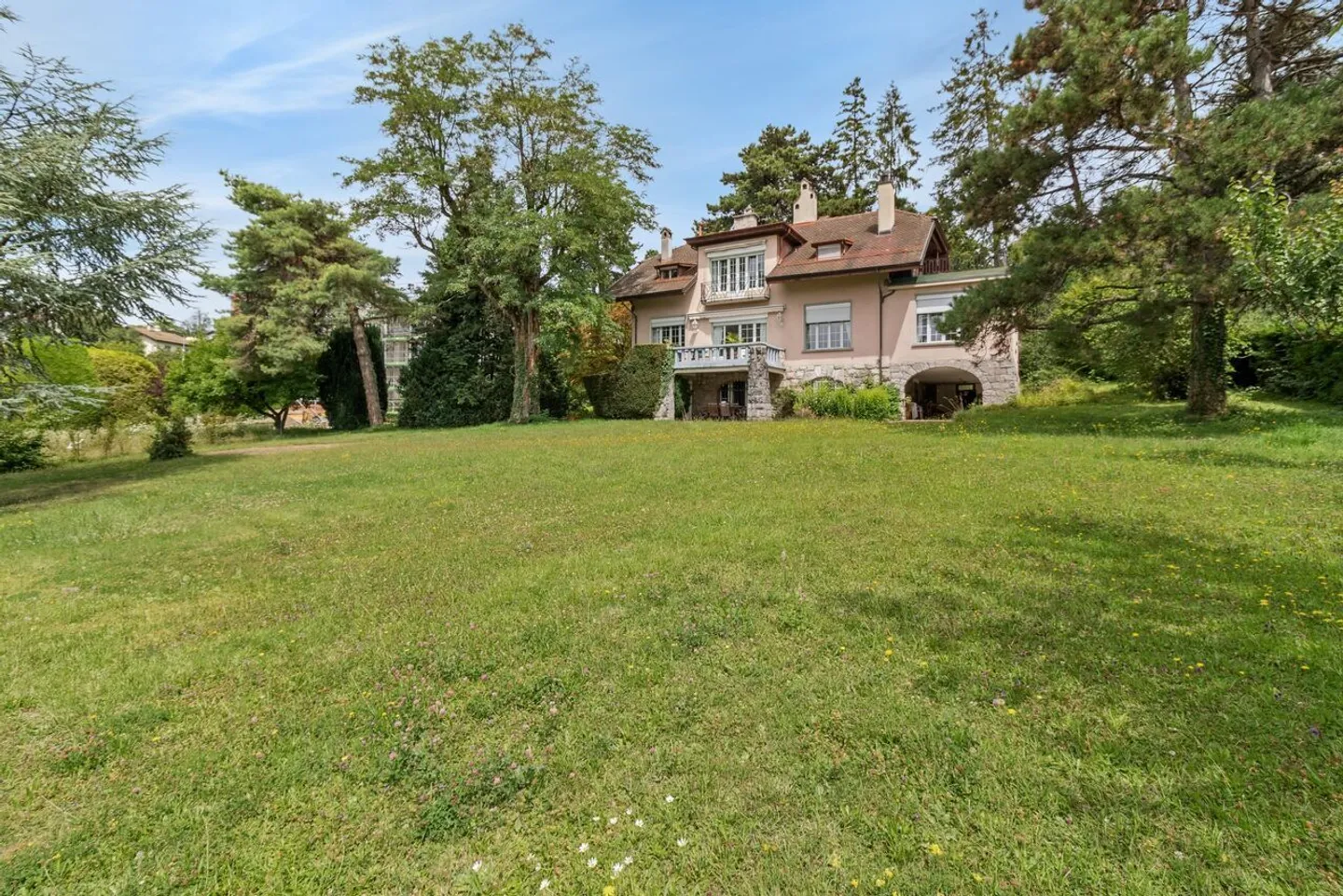 Elegant Apartment with Lake View - Photo 8 of 8
