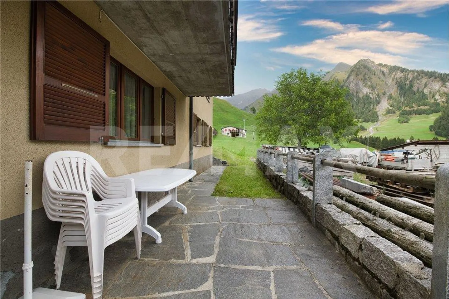 Haus mit drei Wohnungen - Foto 6 von 13