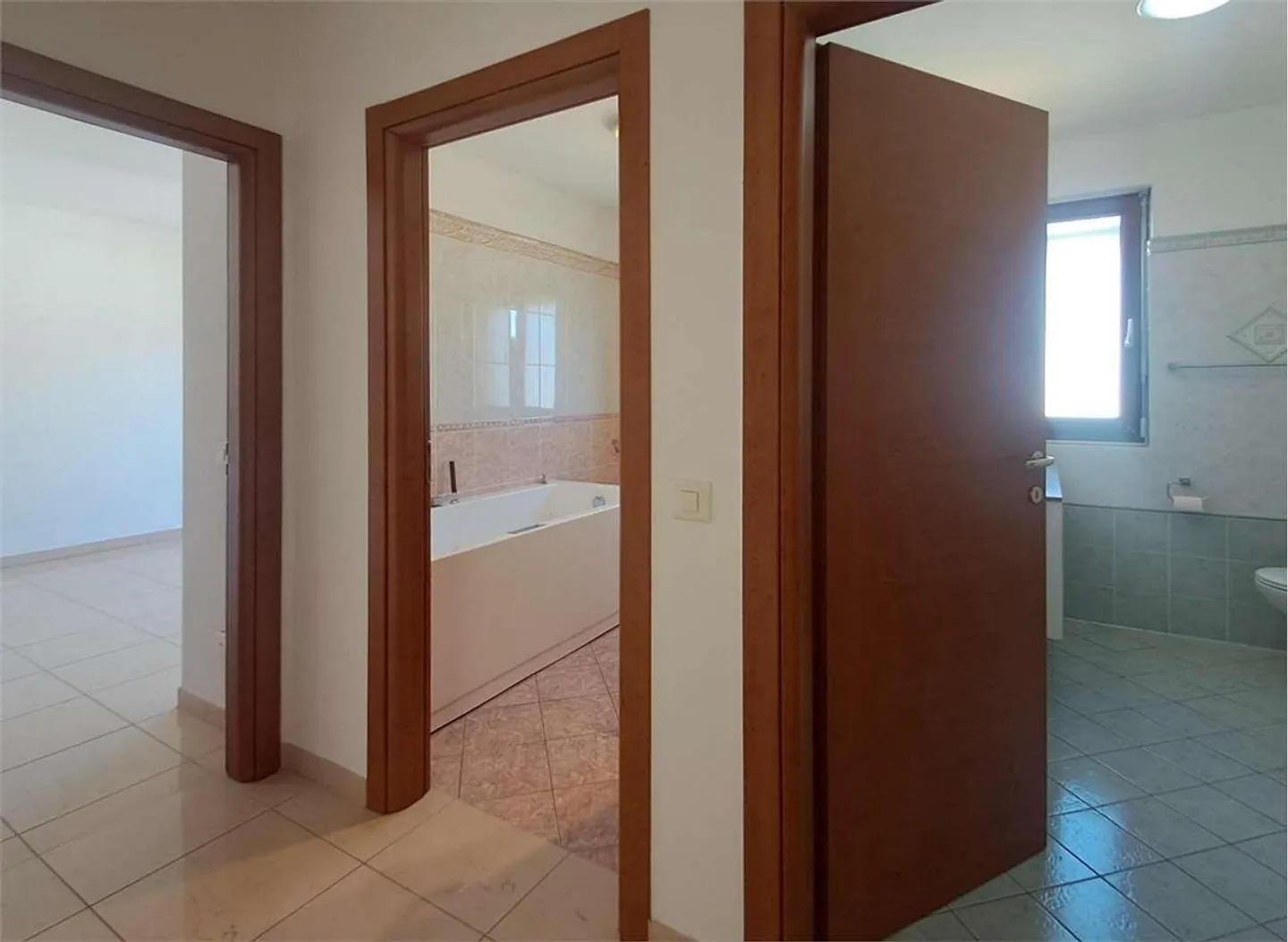 Bioggio: spacious attic of 4.5 rooms with lake view in a two-family house - Photo 12 of 13