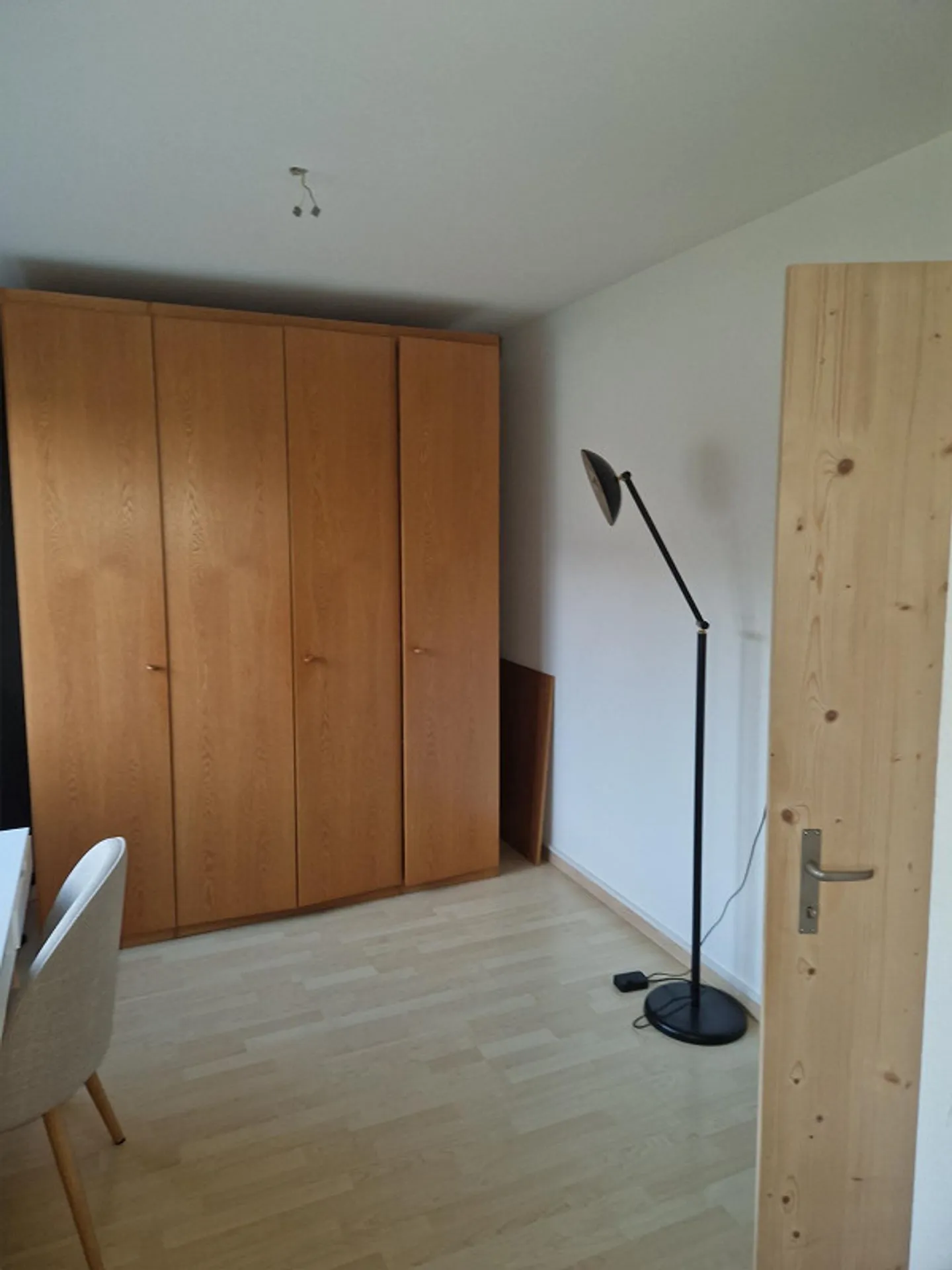 Furnished Room for Quiet Person Aged 40-60, Non-Smoker - Photo 3 of 7