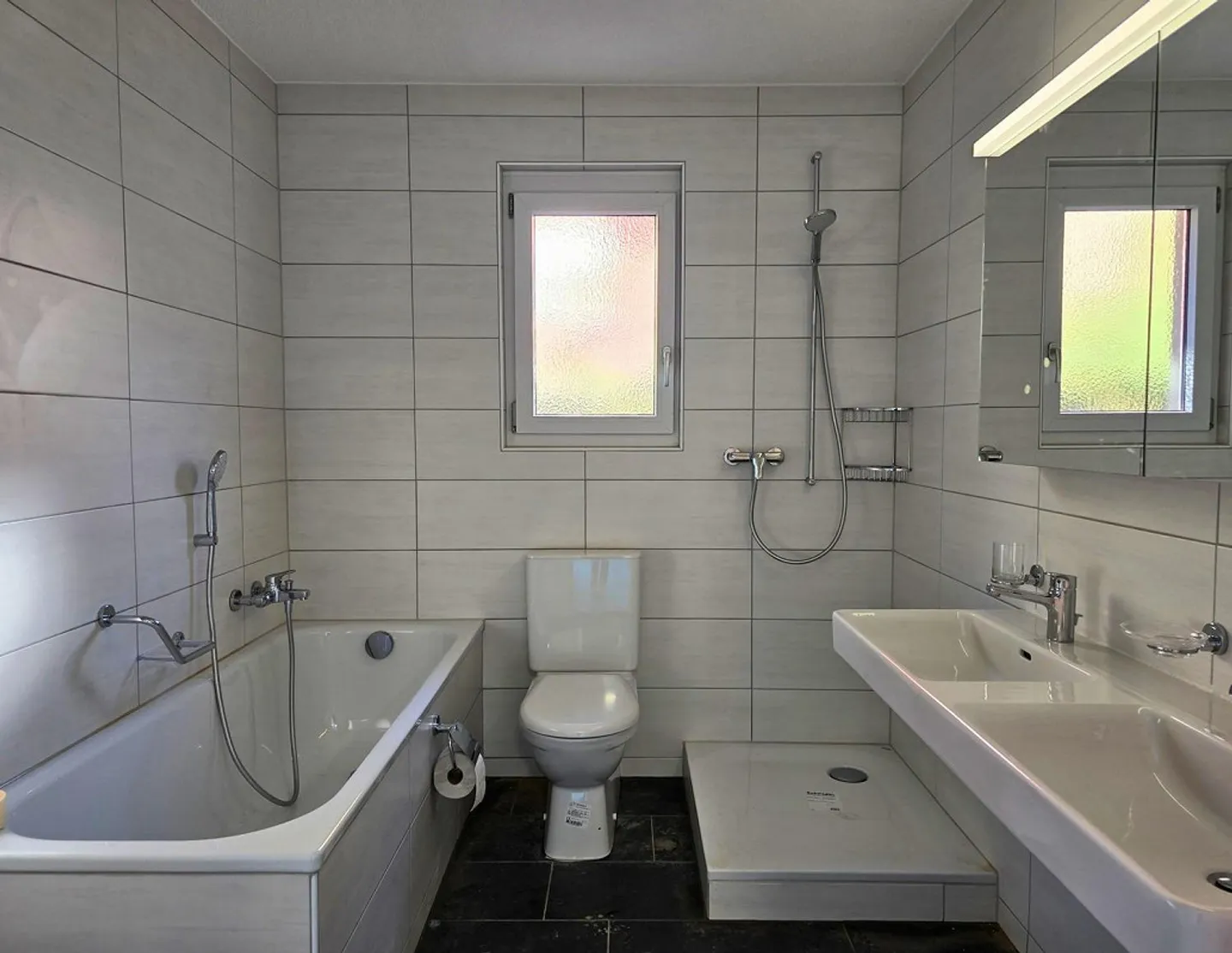 Appartement 4½ pièces ensoleillé et rénové à Hünibach ! - Photo 3 sur 13