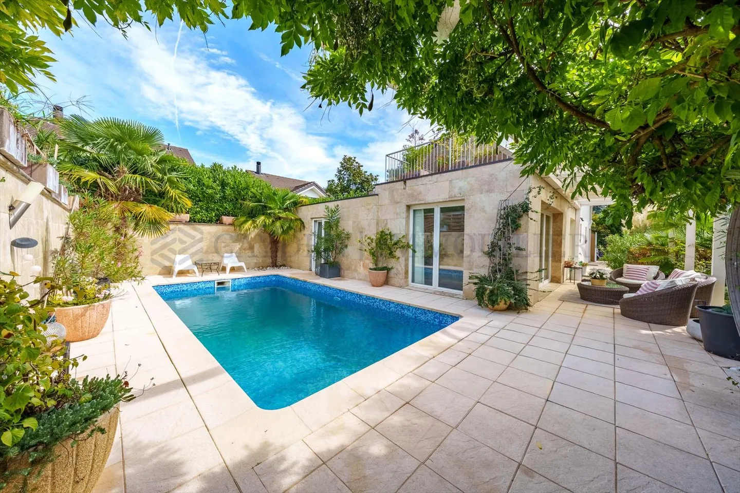 Esclusivo! Casa indipendente con piscina! - Foto 1 di 11