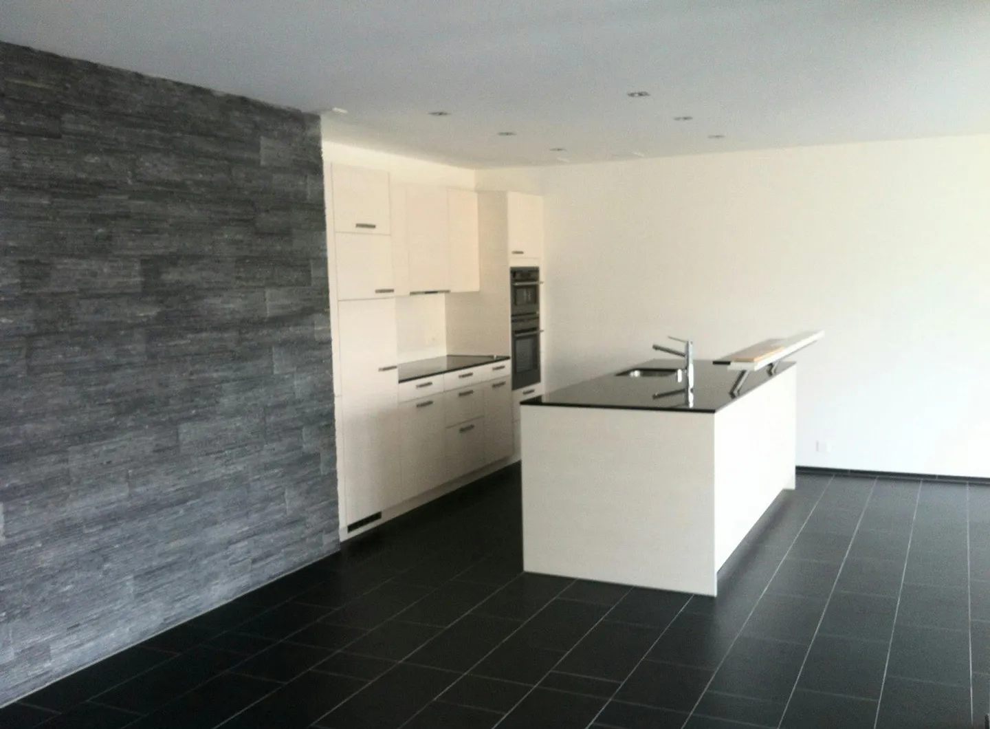 Moderne 3.5-Zimmerwohnung mit Loggia - Foto 2 von 8