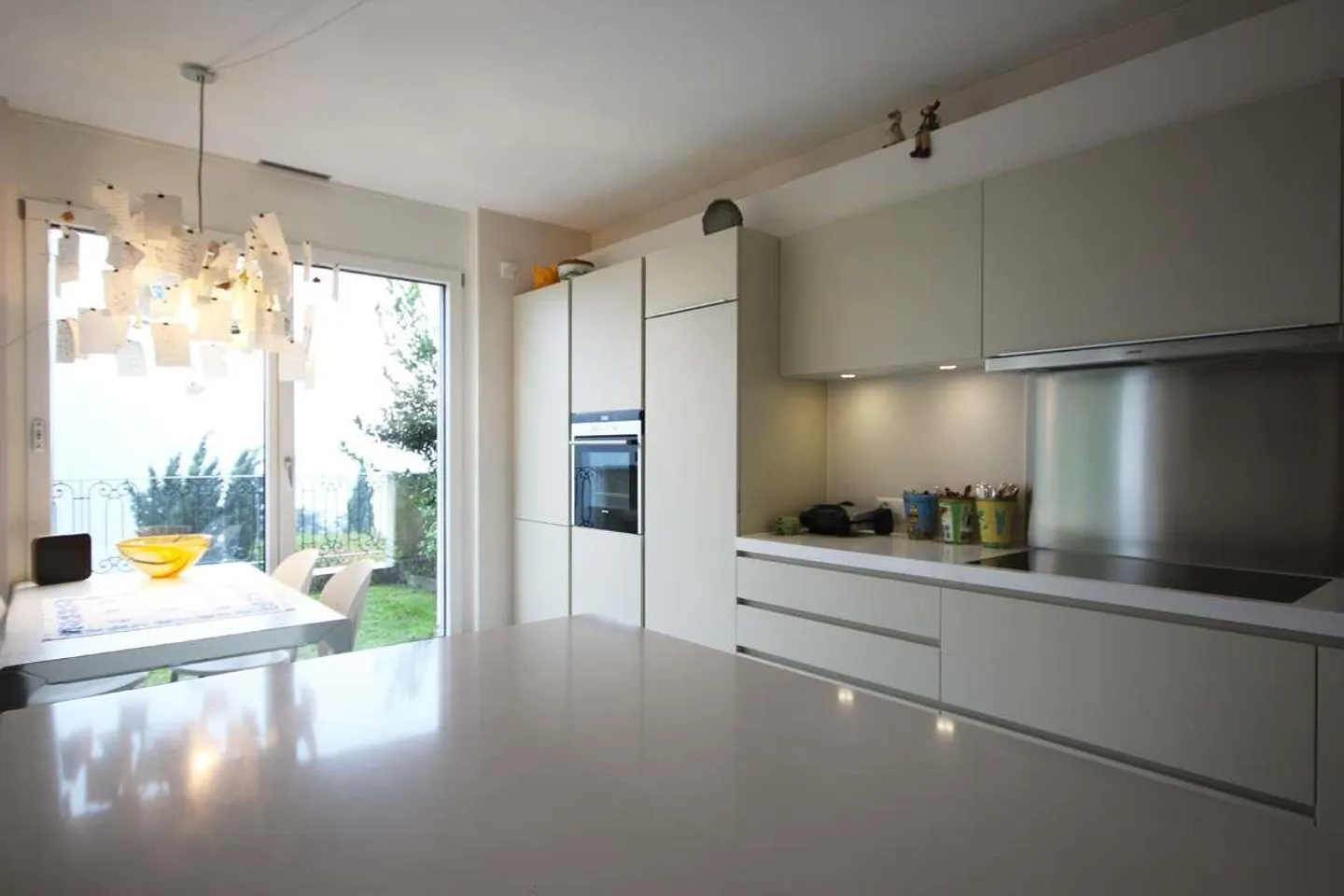 Spacious lake view apartment with garden in a condominium with pool - Photo 3 of 12