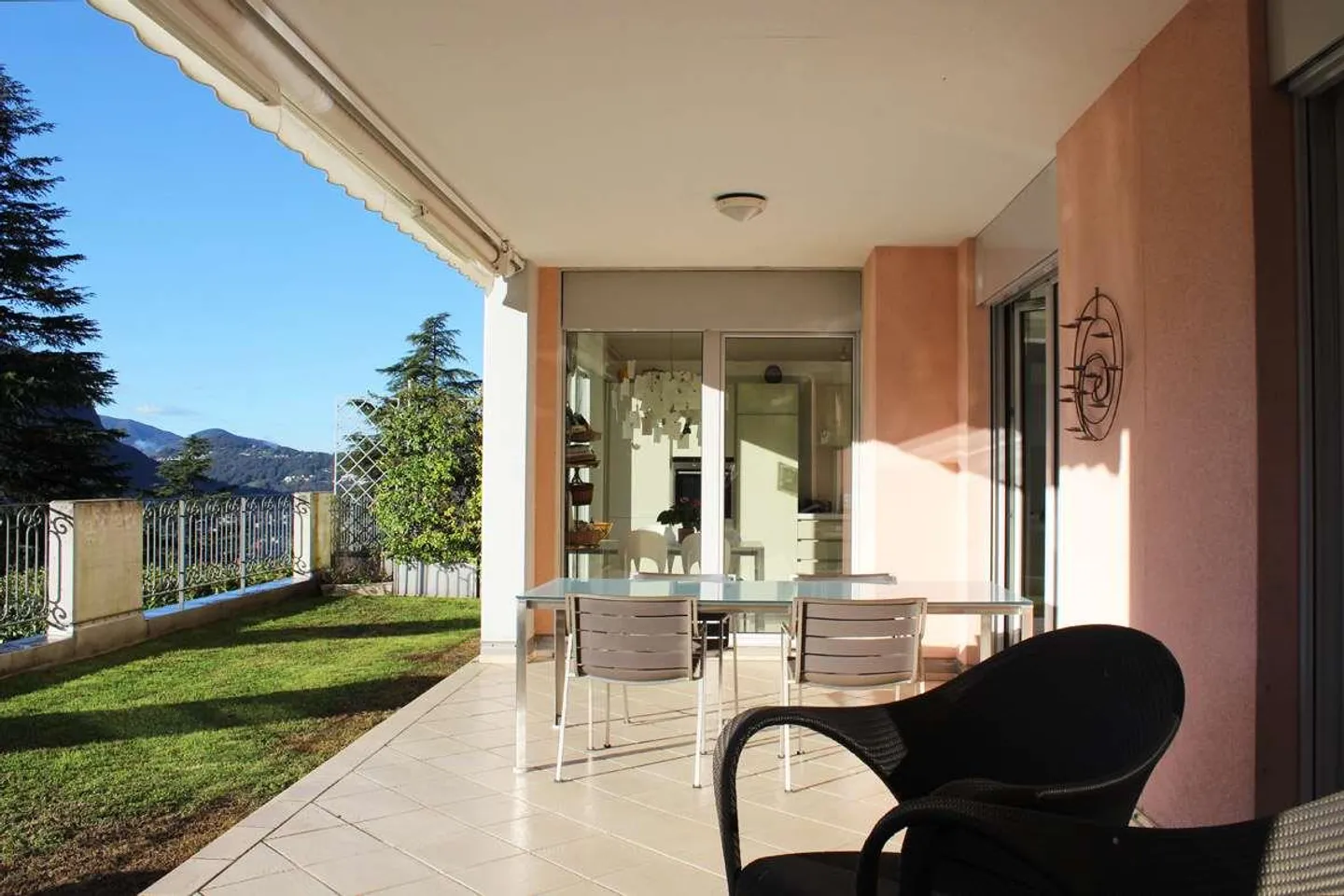 Spacious lake view apartment with garden in a condominium with pool - Photo 4 of 12