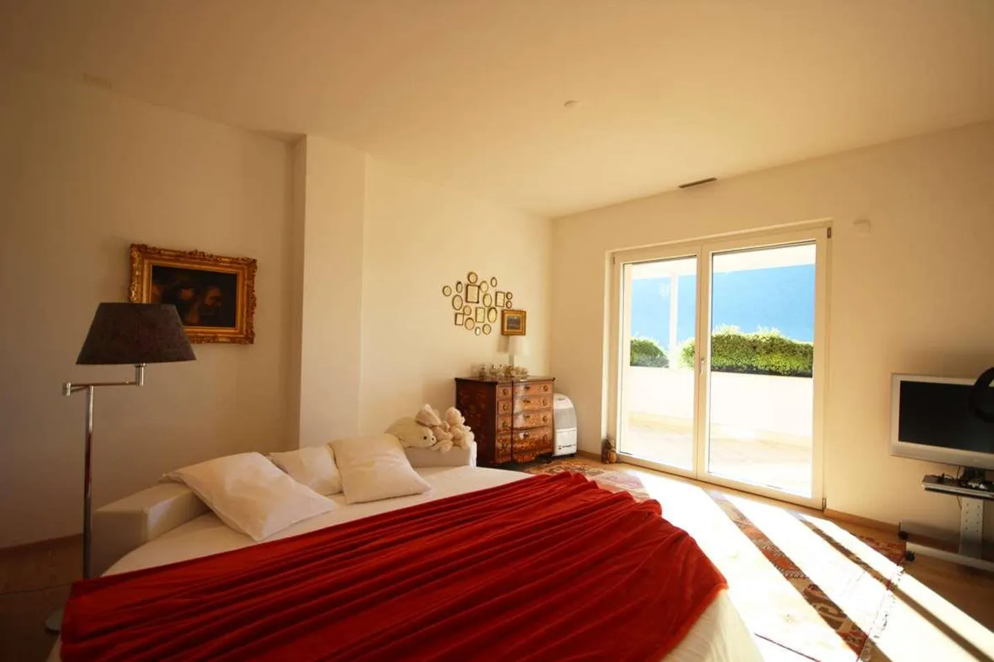 Spacious lake view apartment with garden in a condominium with pool - Photo 6 of 12