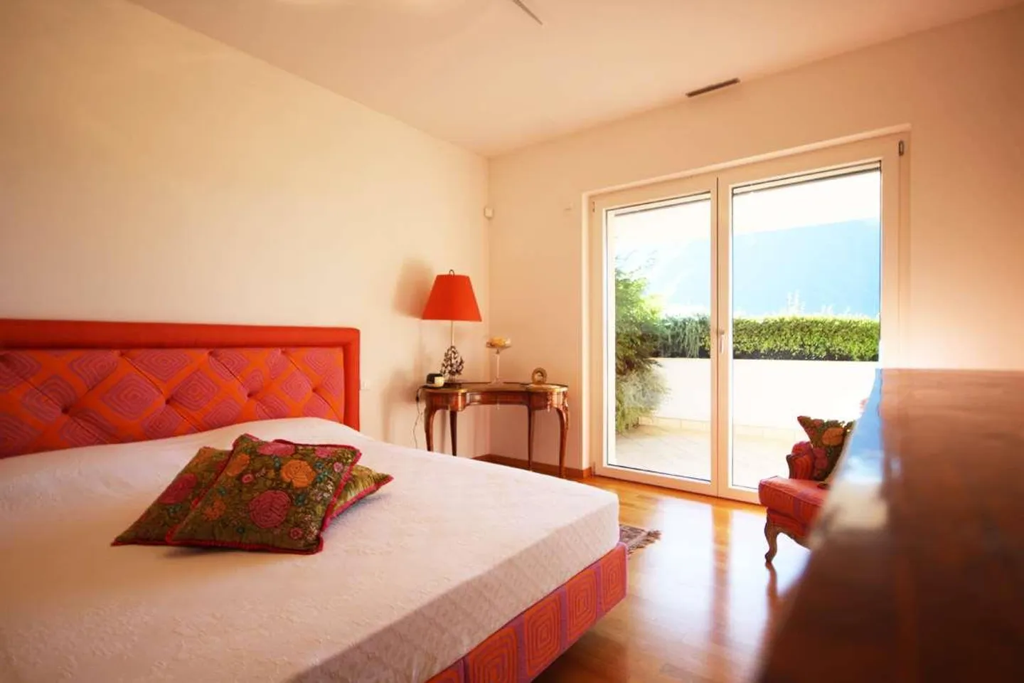 Spacious lake view apartment with garden in a condominium with pool - Photo 7 of 12