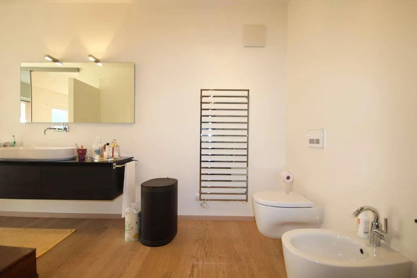 Spacious lake view apartment with garden in a condominium with pool - Photo 8 of 12