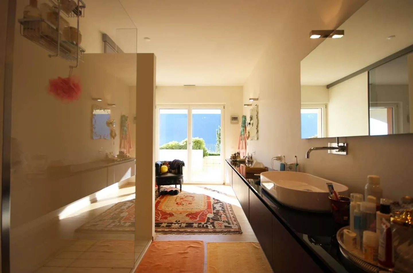 Spacious lake view apartment with garden in a condominium with pool - Photo 9 of 12