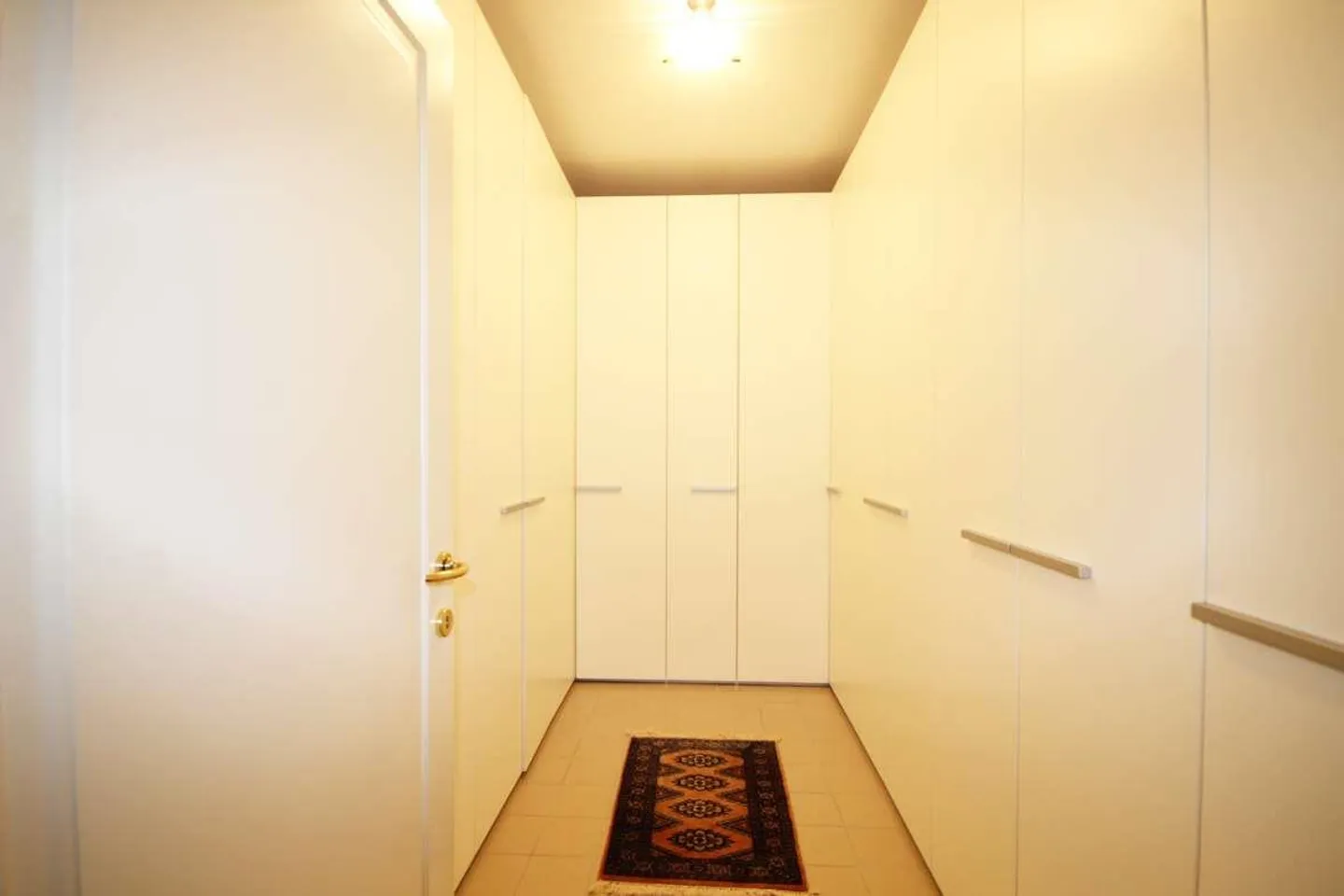 Spacious lake view apartment with garden in a condominium with pool - Photo 11 of 12