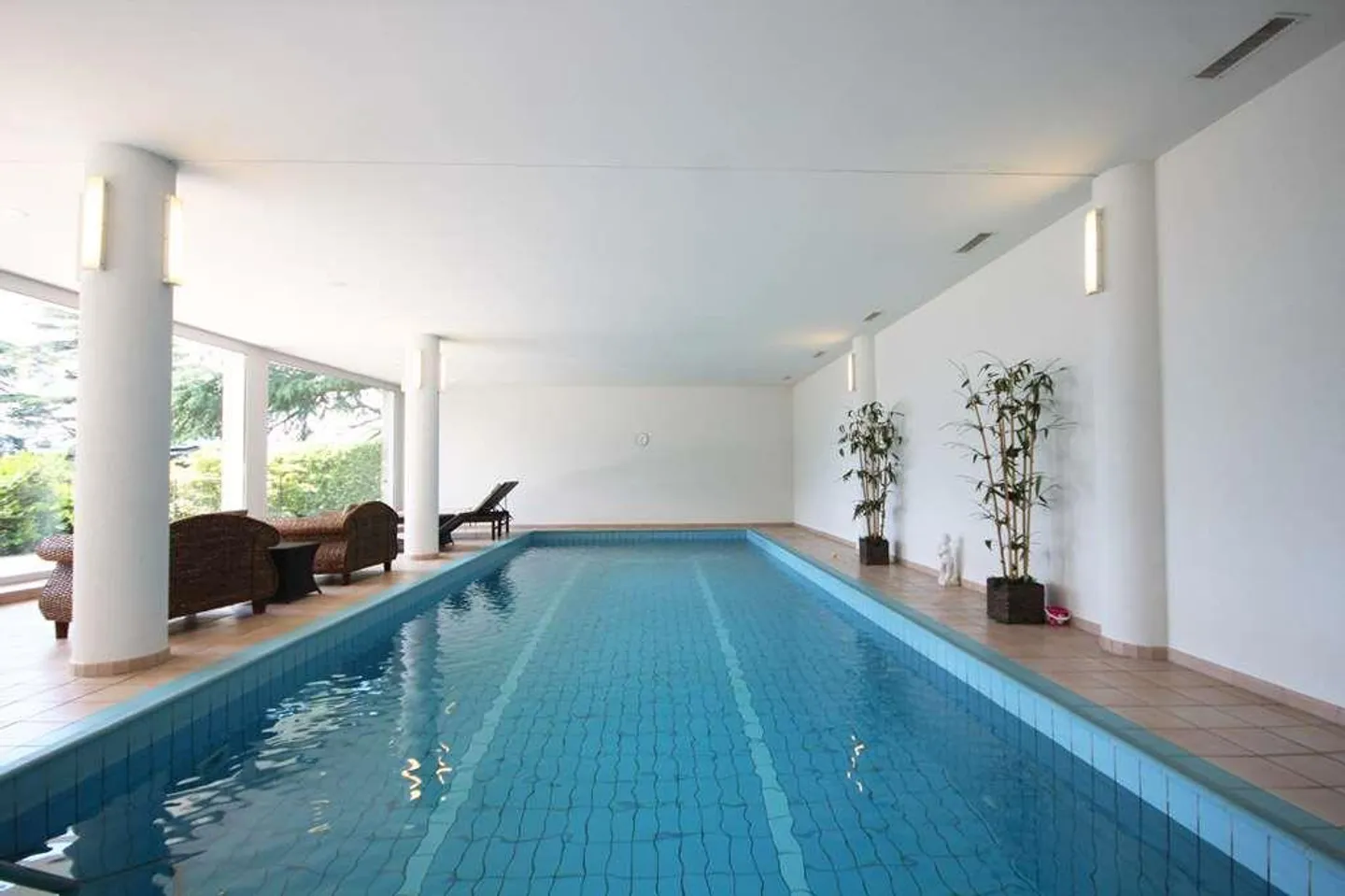 Spacious lake view apartment with garden in a condominium with pool - Photo 12 of 12
