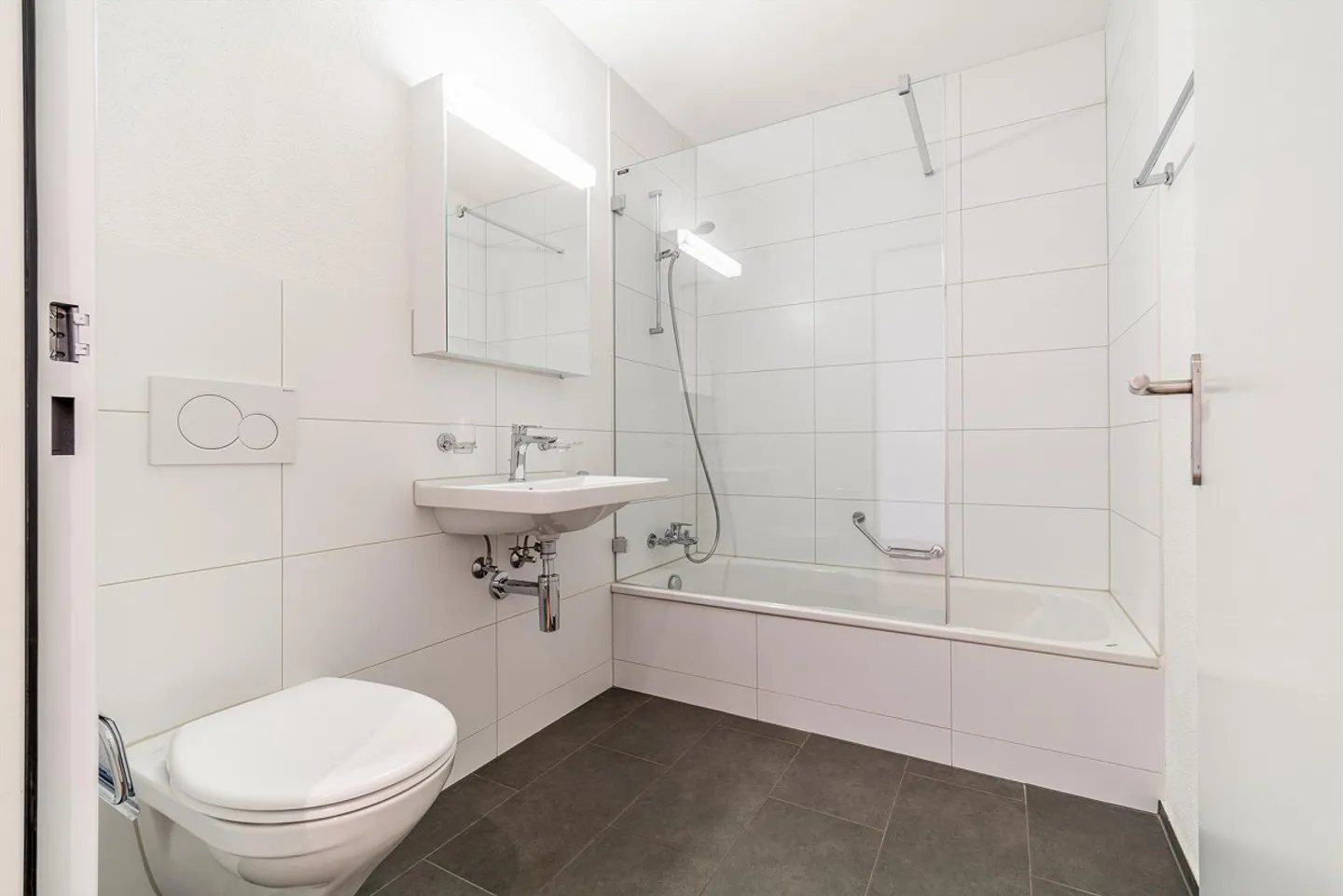 appartamento moderno con stanze luminose - Foto 7 di 10