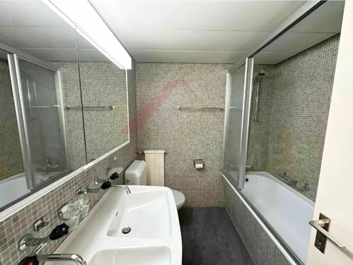 Ampio studio di 1,5 stanze di circa 60 m², balcone e ascensore a 4654 Lostorf - Foto 4 di 5