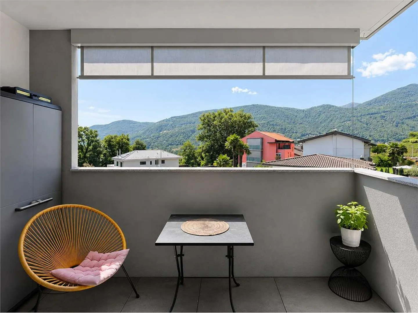 Appartamento moderno con balcone - Foto 2 di 7
