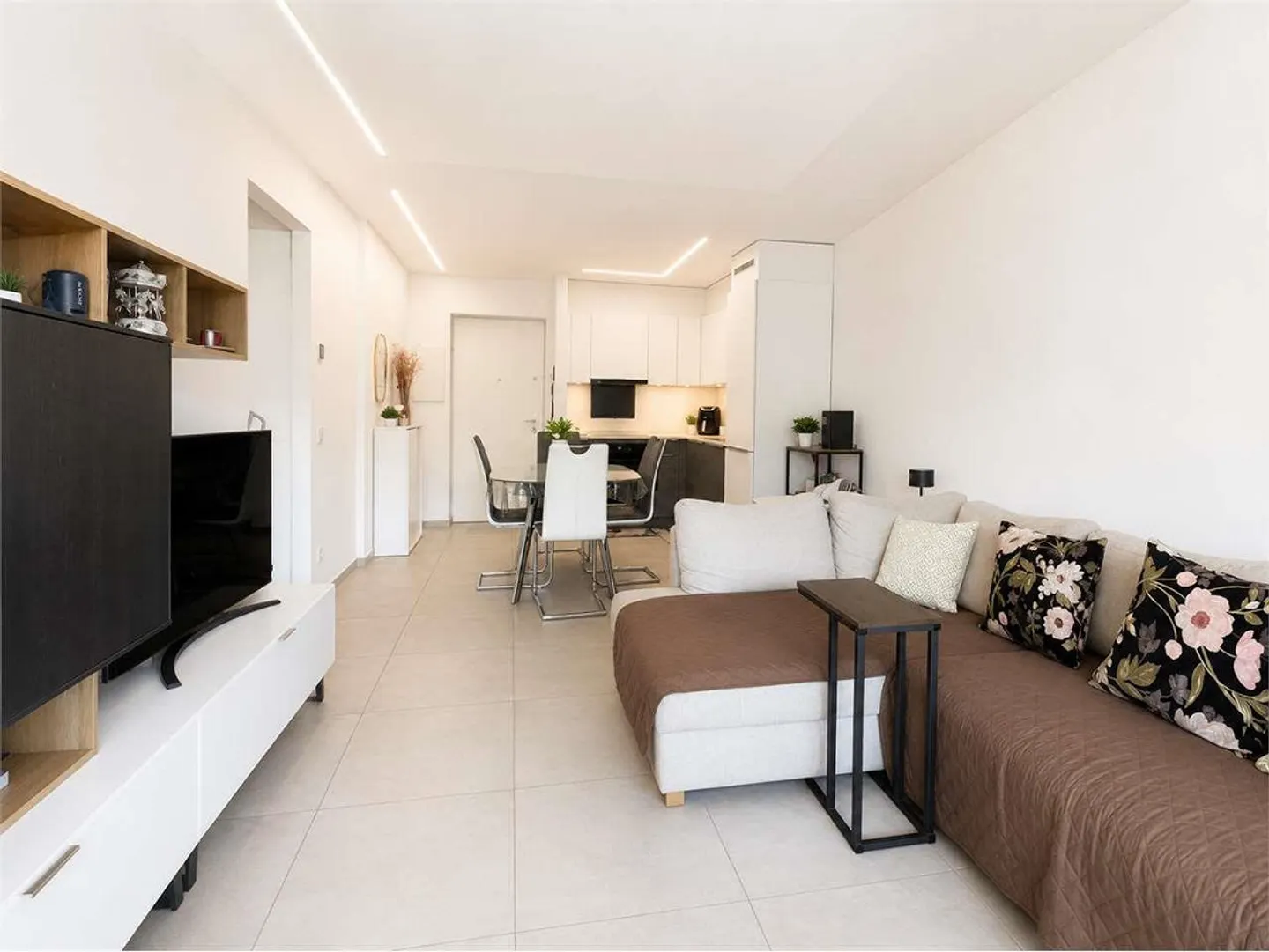 Appartamento moderno con balcone - Foto 3 di 7
