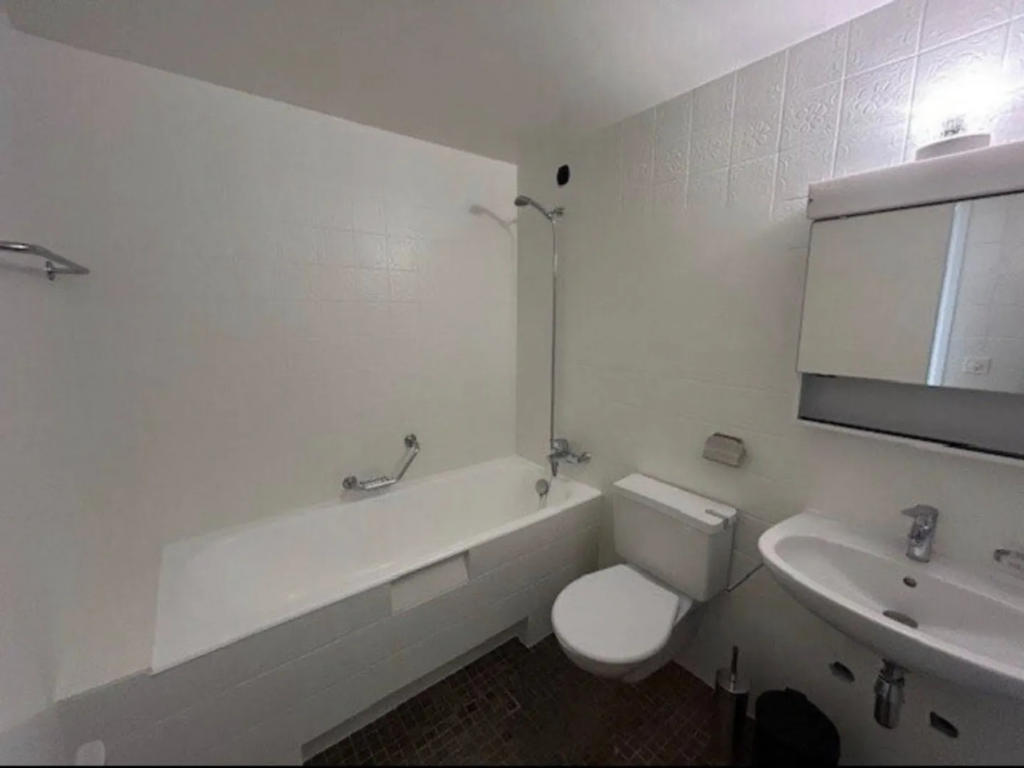 Beautiful 4-room apartment recently renovated - Photo 3 of 8