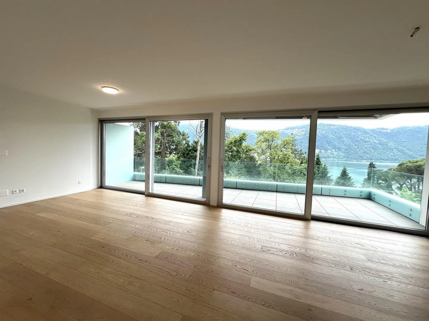 UN VERO AFFARE !!! APPARTAMENTO 4.5 LOCALI SOLEGGIATO CON VISTA LAG... - Foto 6 di 13