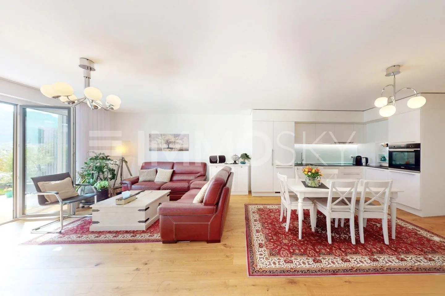 Appartement de 3,5 pièces au rez-de-chaussée avec double terrasse - Photo 2 sur 5