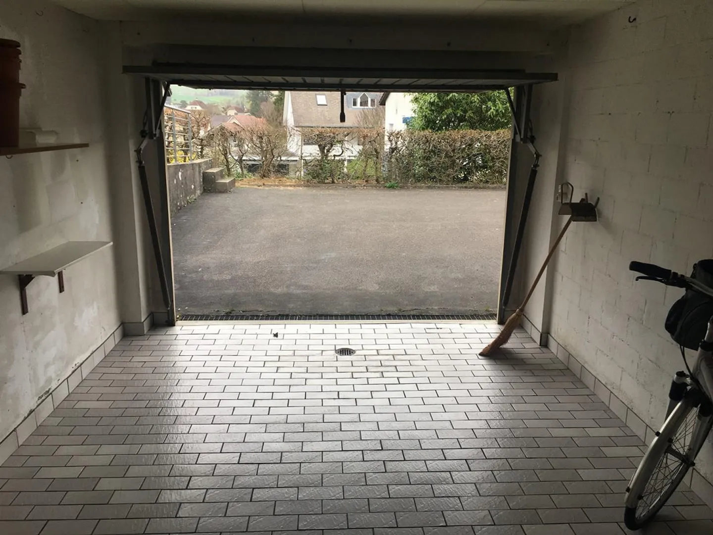 Appartement 4.5 pièces avec chambre mansardée supplémentaire, dans un emplacement très calme - Photo 23 sur 27