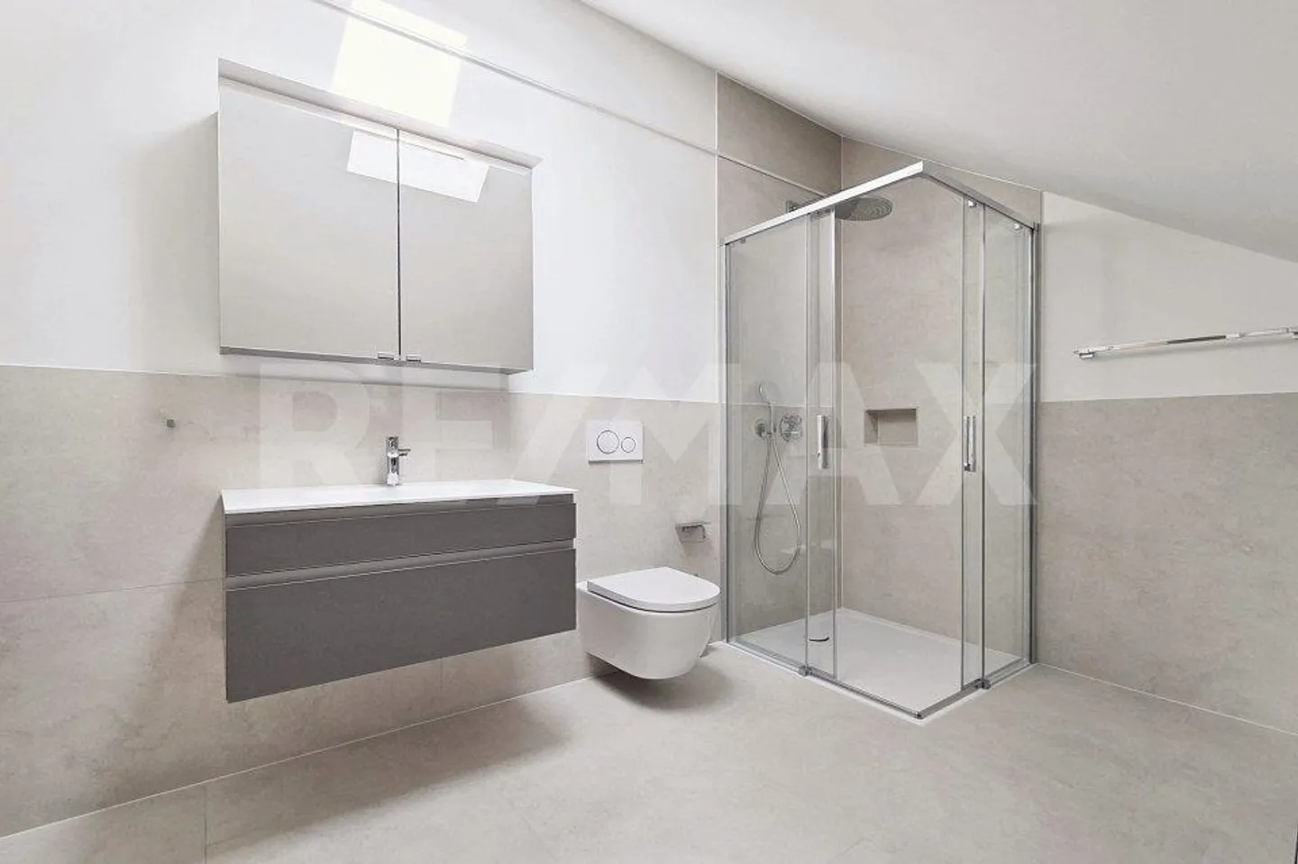 Loft-style penthouse apartment in a central location in Altdorf, Uri, first rental - Photo 9 of 13