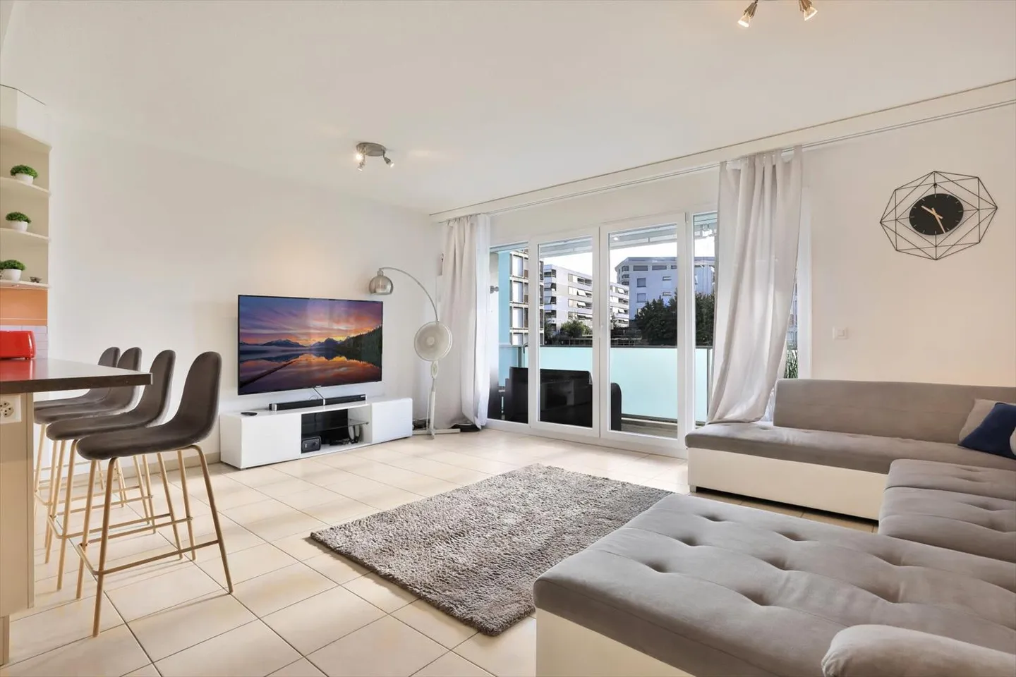 Crossing apartment close to transport and shops - Photo 2 of 9