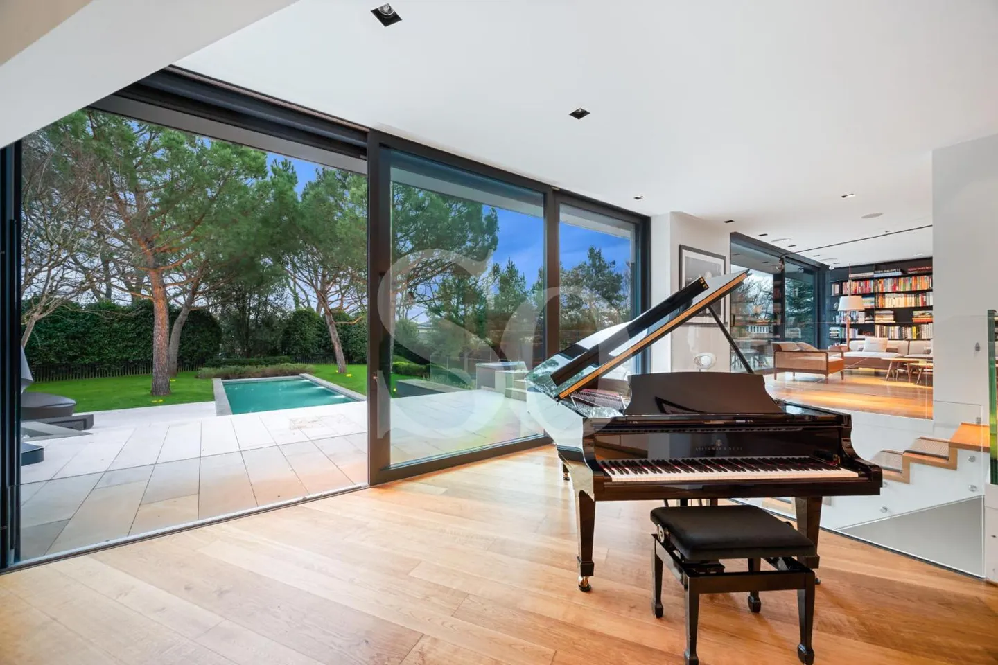 Außergewöhnliches modernes Anwesen mit Innen- und Außenpools - Foto 1 von 4