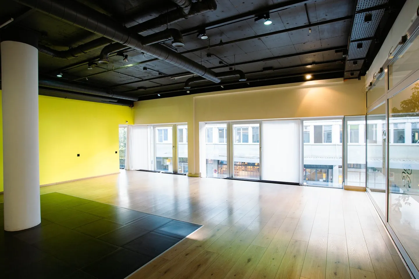 Attractive commercial space with shop window front in a central location - Photo 2 of 6