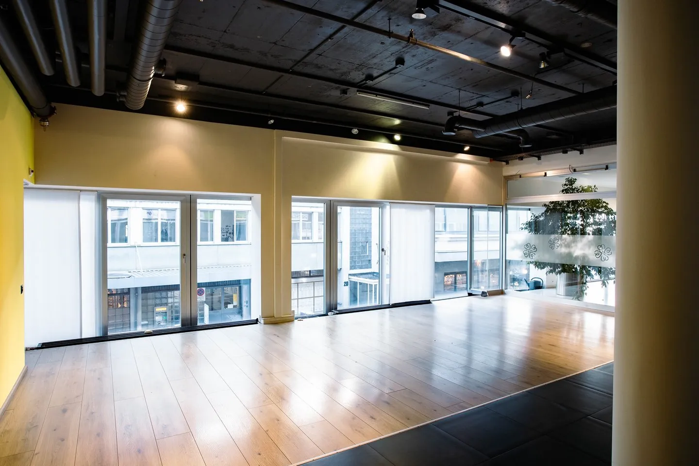 Attractive commercial space with shop window front in a central location - Photo 3 of 6