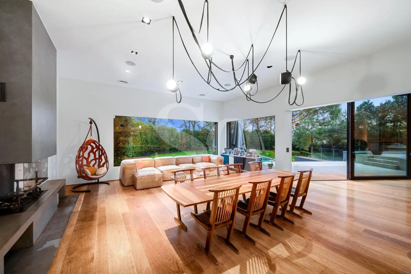 Außergewöhnliches modernes Anwesen mit Innen- und Außenpools - Foto 3 von 4