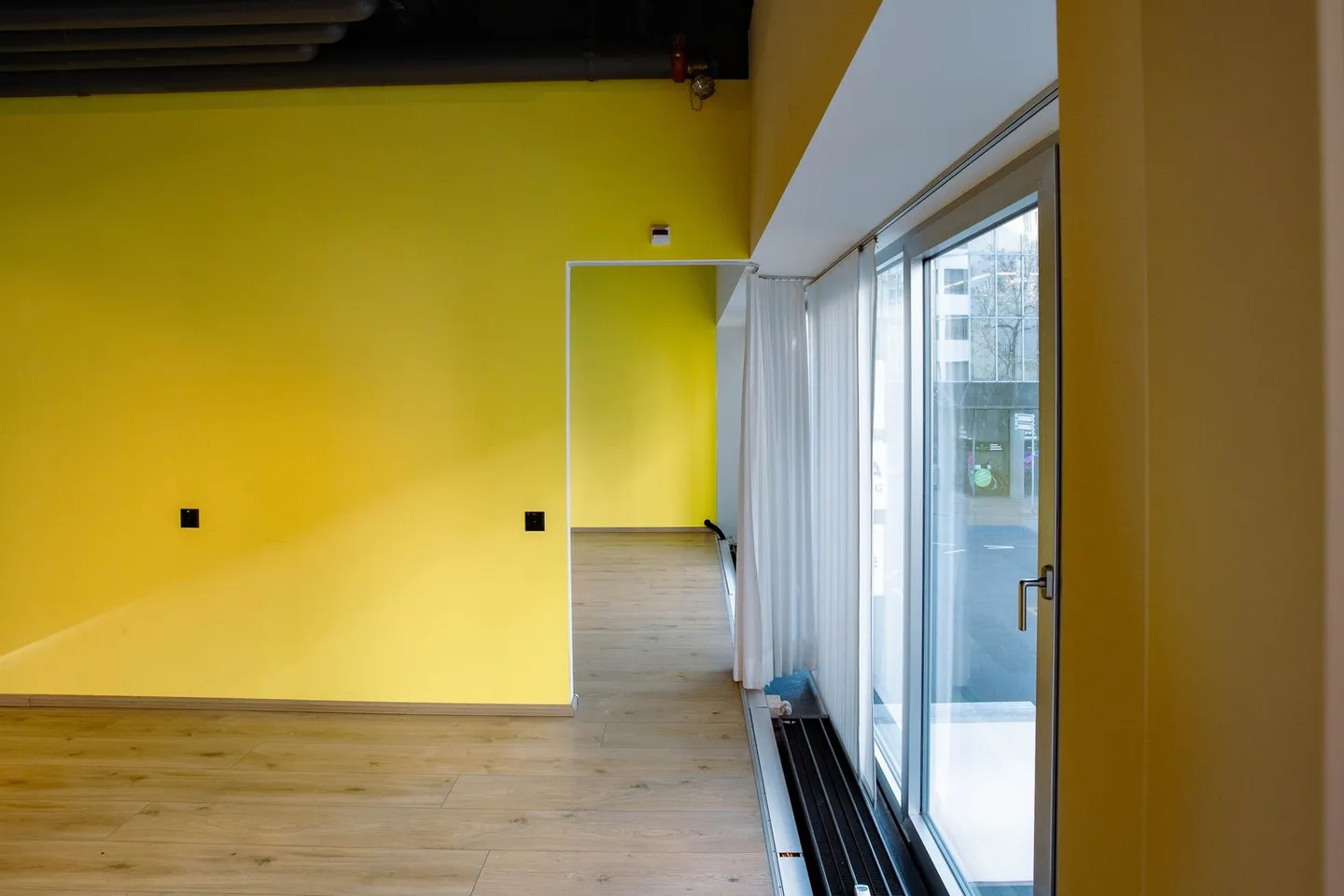 Attractive commercial space with shop window front in a central location - Photo 4 of 6