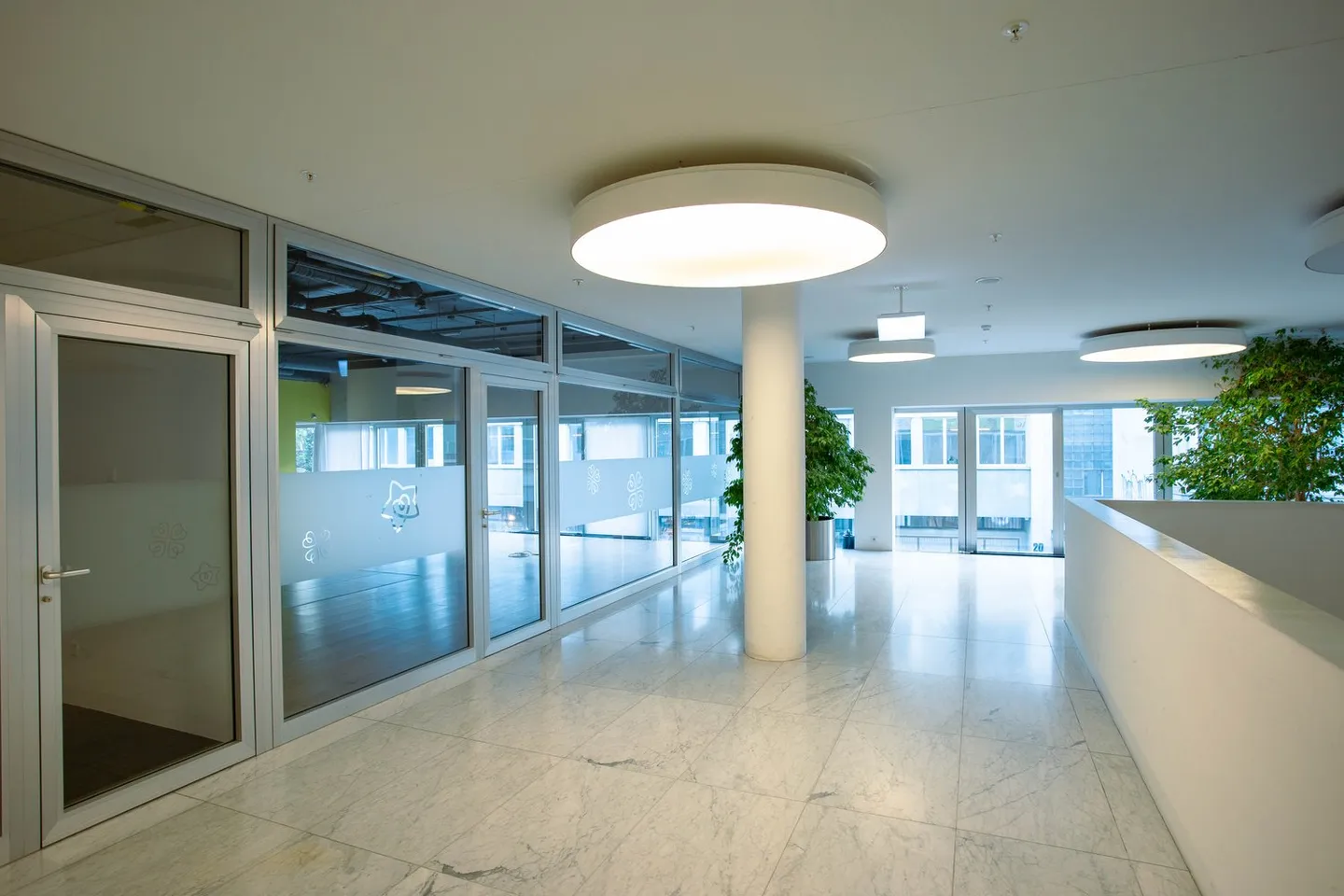 Attractive commercial space with shop window front in a central location - Photo 5 of 6