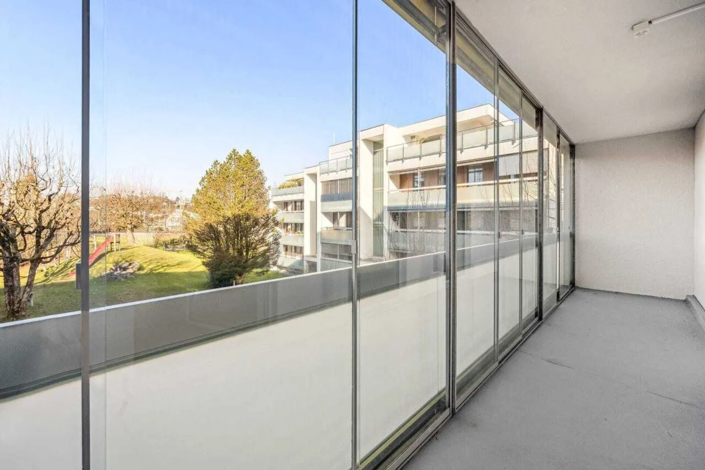 Freshly renovated & immediately available – Charming 3.5-room apartment - Photo 4 of 11