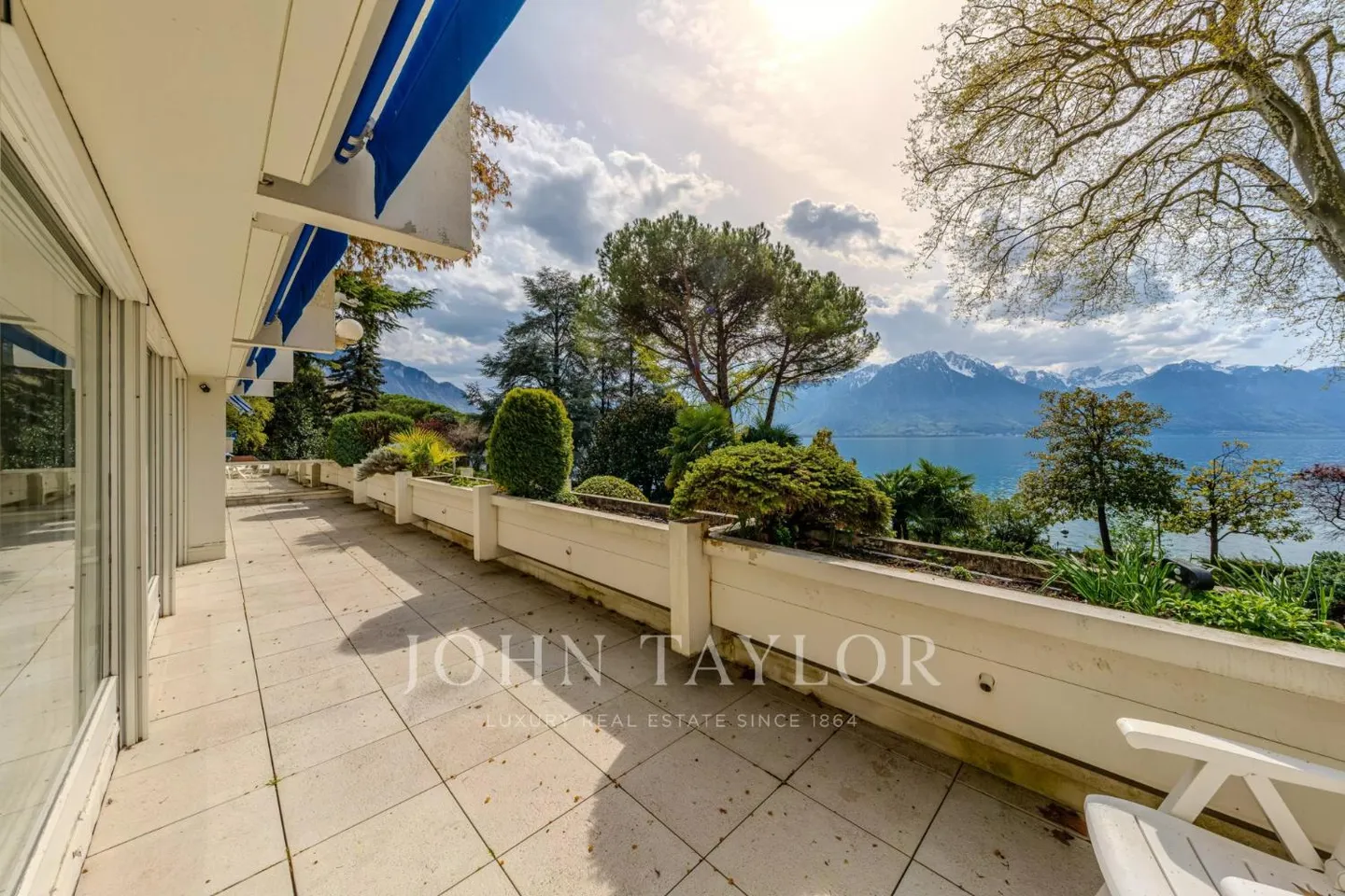 Appartement de luxe au bord du lac - Photo 2 sur 10