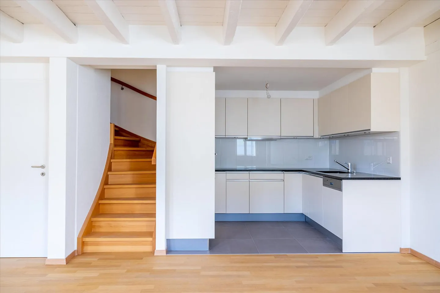 Ideally located, beautiful 7-room attic duplex - Photo 5 of 13