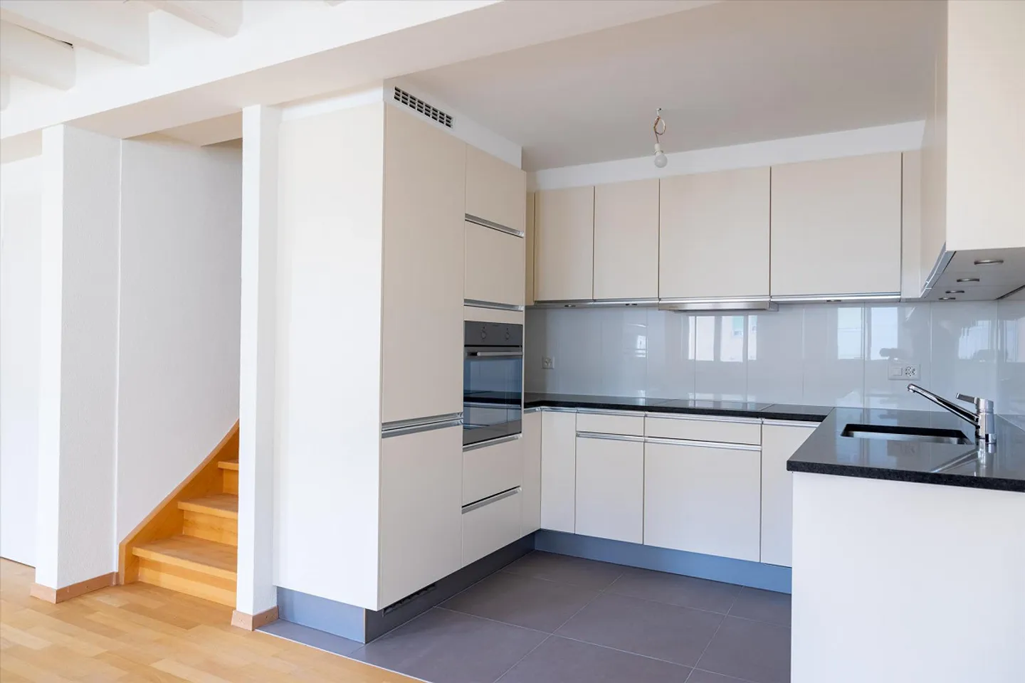 Ideally located, beautiful 7-room attic duplex - Photo 6 of 13