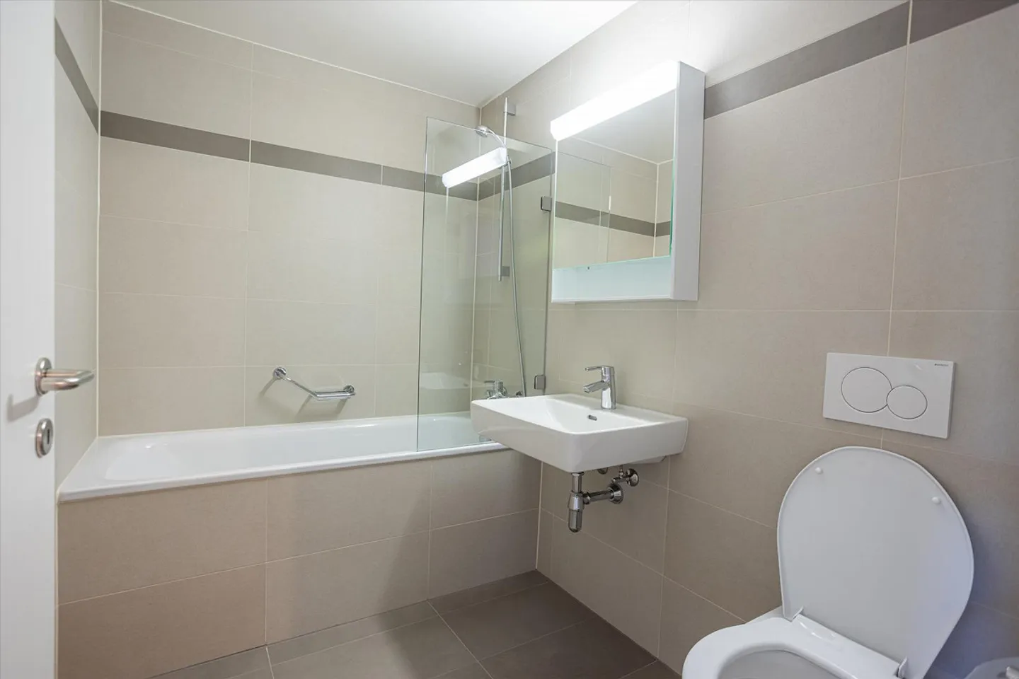 Ideally located, beautiful 7-room attic duplex - Photo 7 of 13