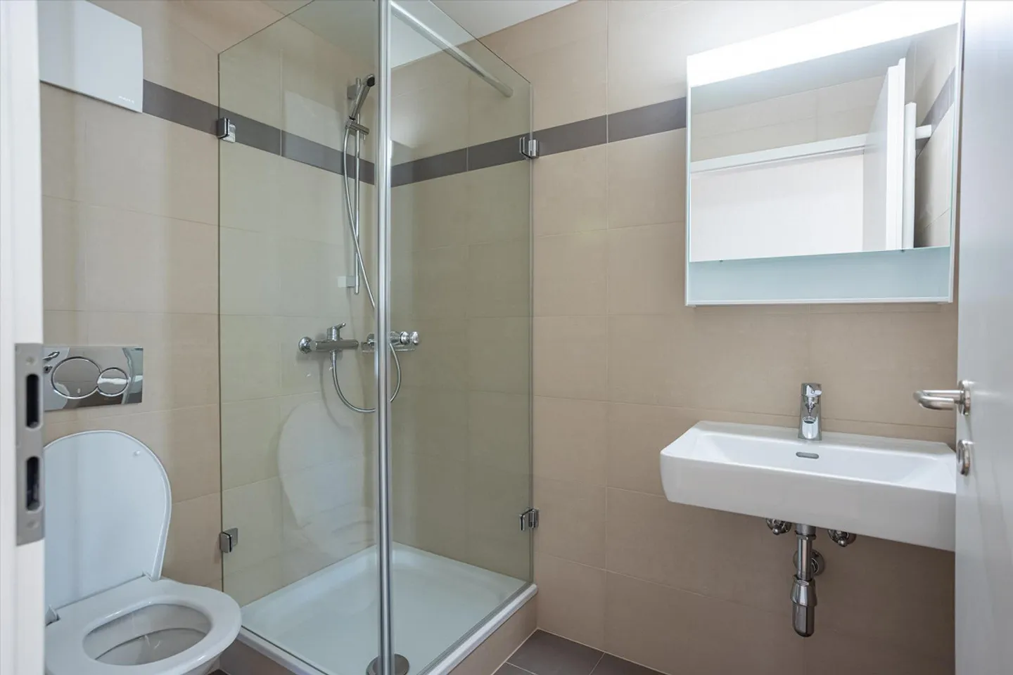Ideally located, beautiful 7-room attic duplex - Photo 8 of 13