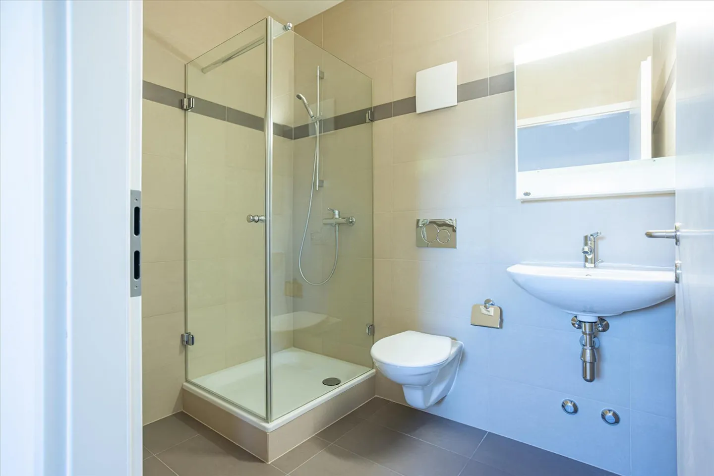 Ideally located, beautiful 7-room attic duplex - Photo 9 of 13
