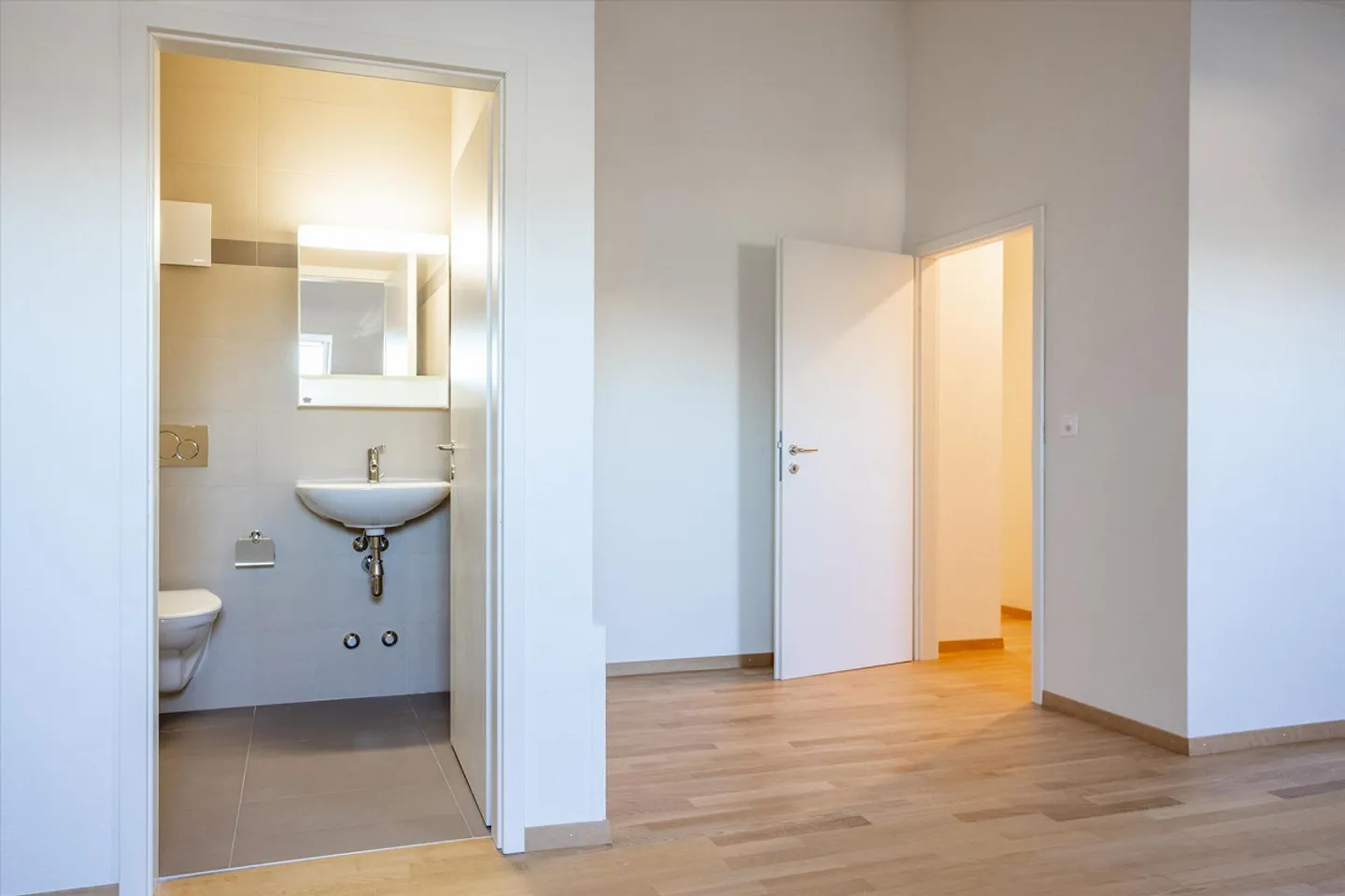 Ideally located, beautiful 7-room attic duplex - Photo 10 of 13
