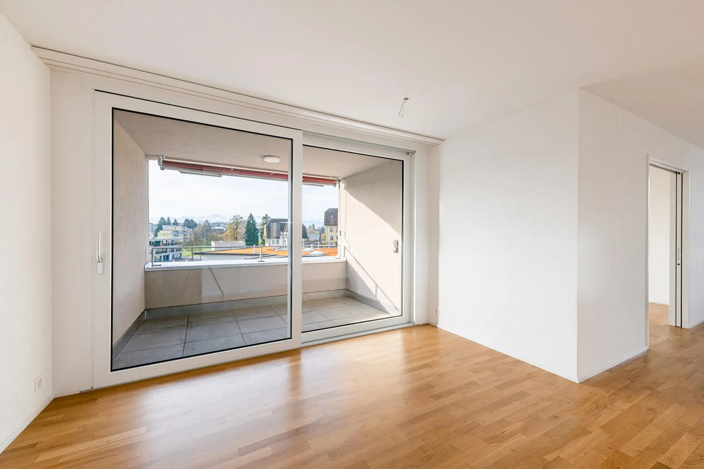 appartamento moderno con stanze luminose - Foto 4 di 9