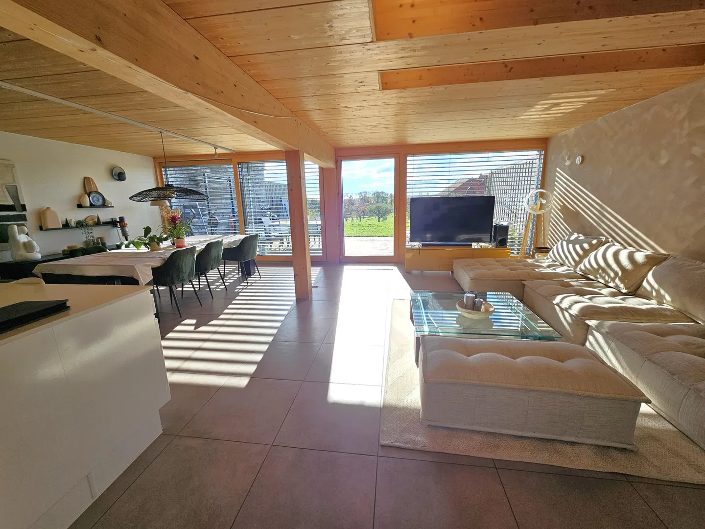 Spacious Row Villa - Photo 3 of 10