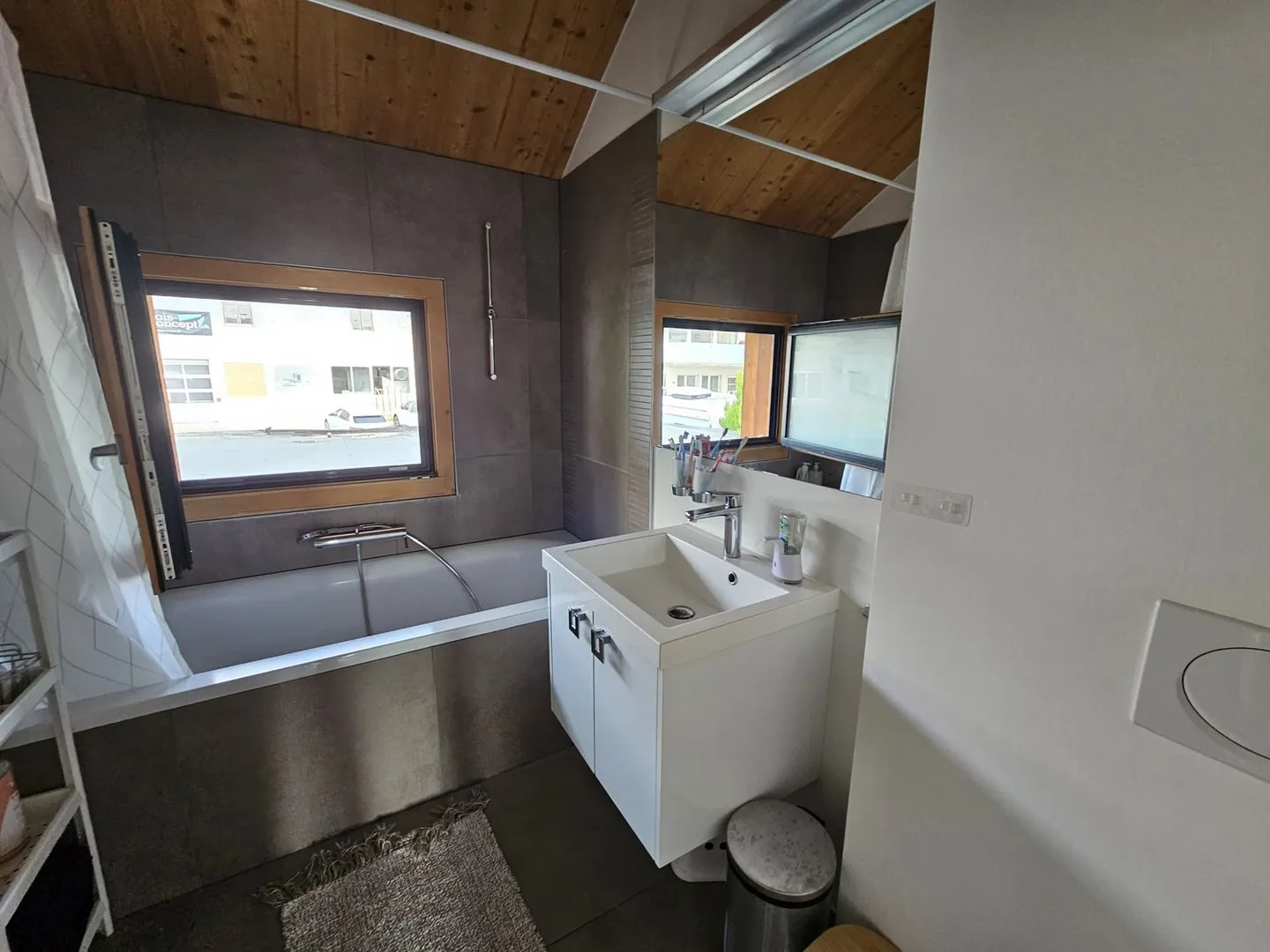 Spacious Row Villa - Photo 8 of 10