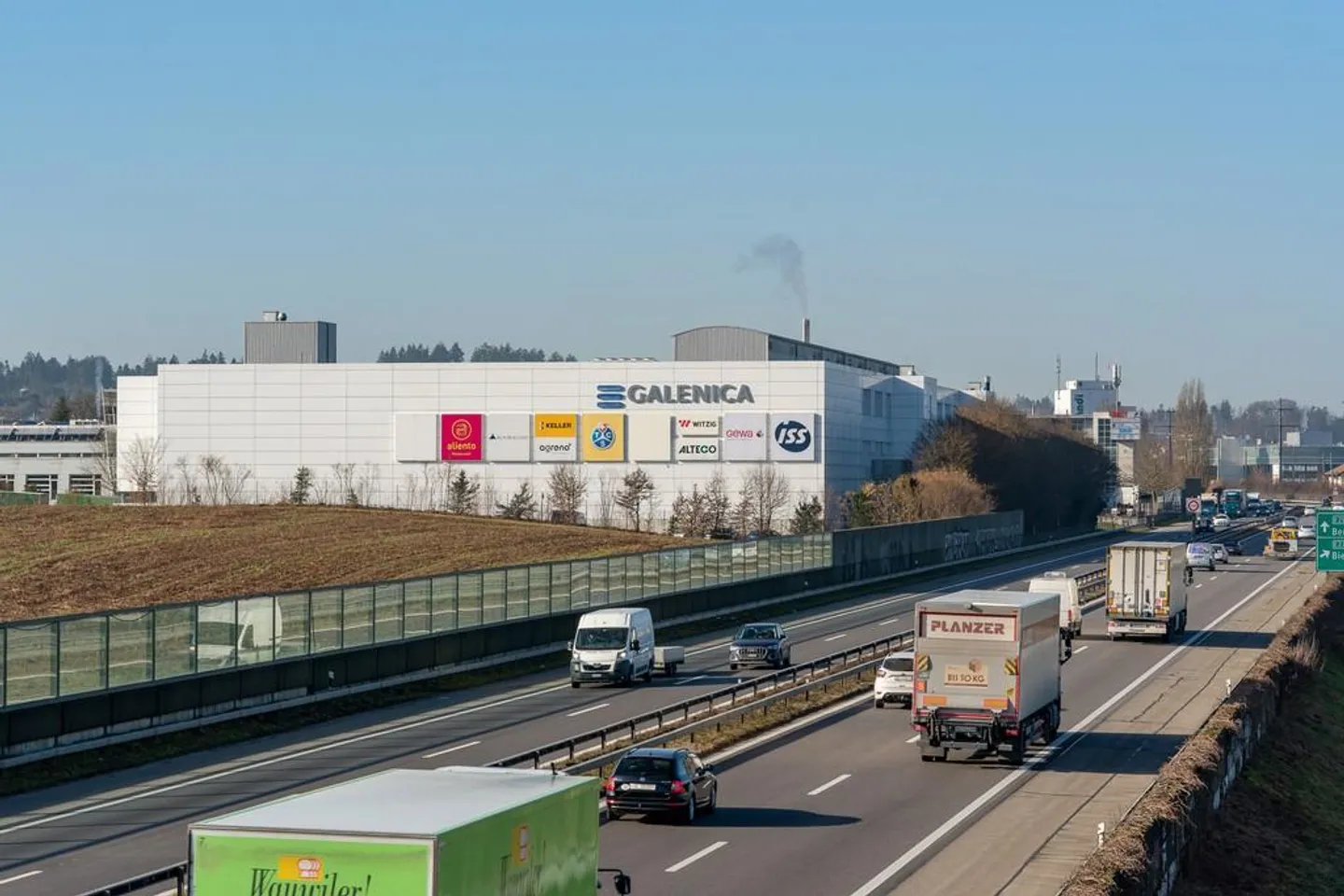 Geräumige Studiowohnung in gepflegtem Gewerbegebäude zu vermieten - Foto 1 von 7