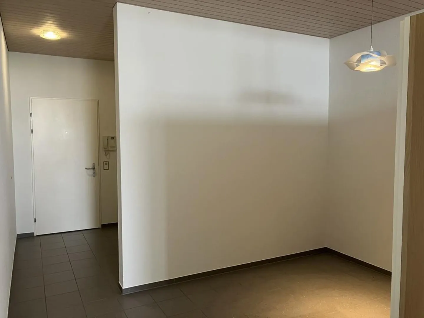 Geräumige Studiowohnung in gepflegtem Gewerbegebäude zu vermieten - Foto 2 von 7