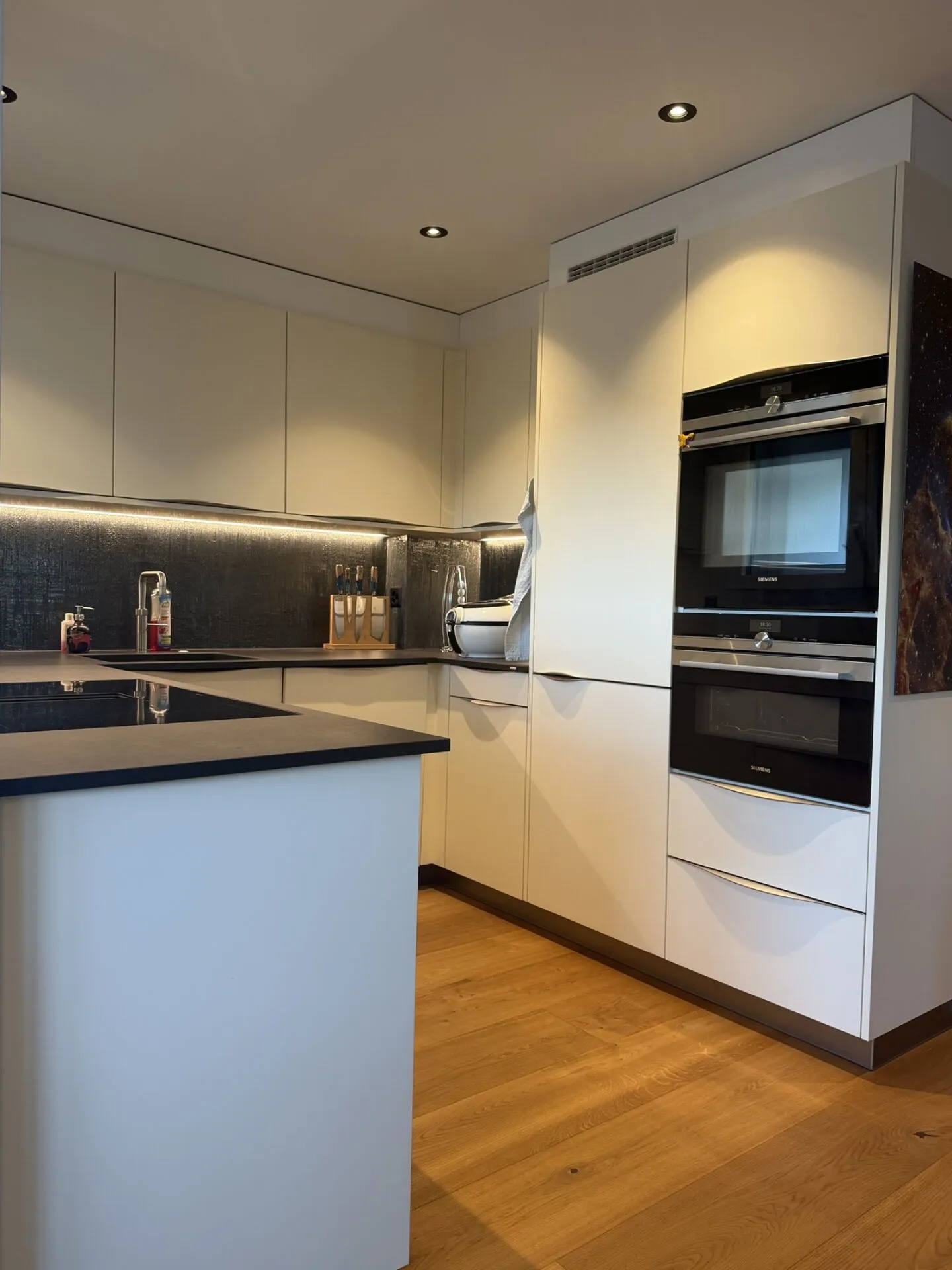 Appartement 2.5 pièces élégant à Hölstein - de haute qualité, calme et prêt à emménager - Photo 2 sur 15